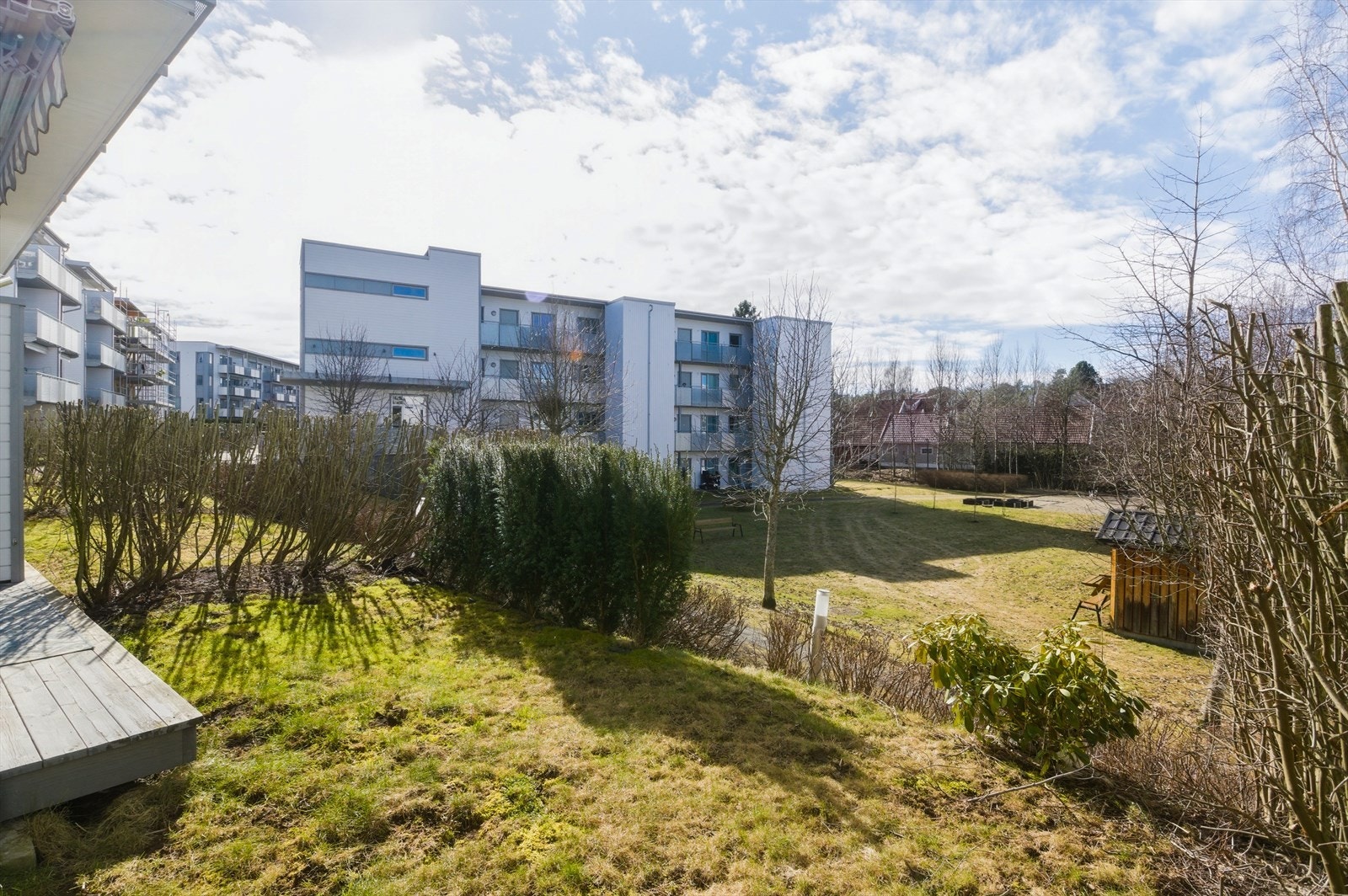 Uteområdet vender ut mot rolige omgivelser. Galleribilde