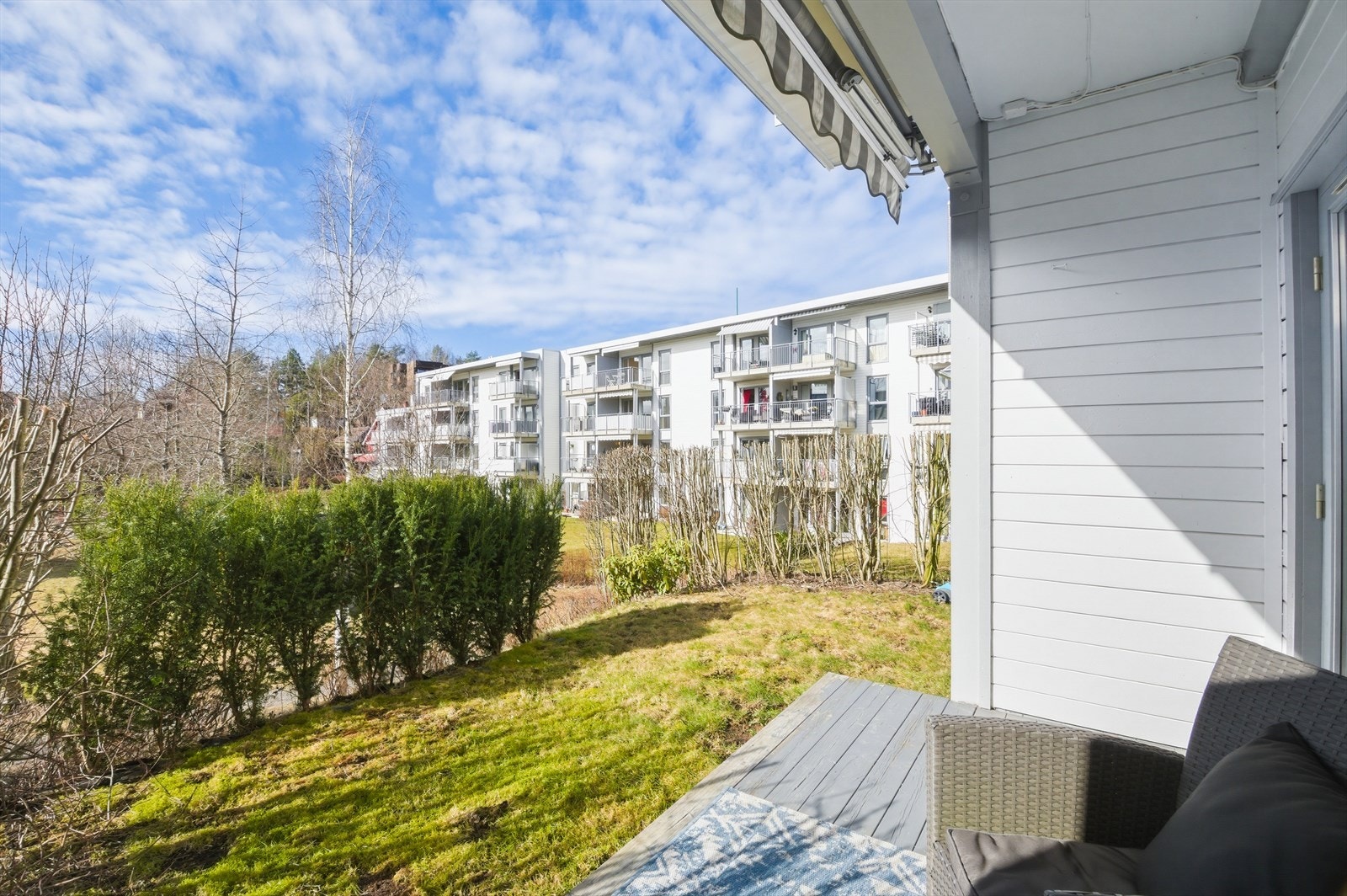 Den flotte uteplassen og markterrassen byr på god plass til å underholde gjester. Her kan man invitere til sosiale lag! Galleribilde