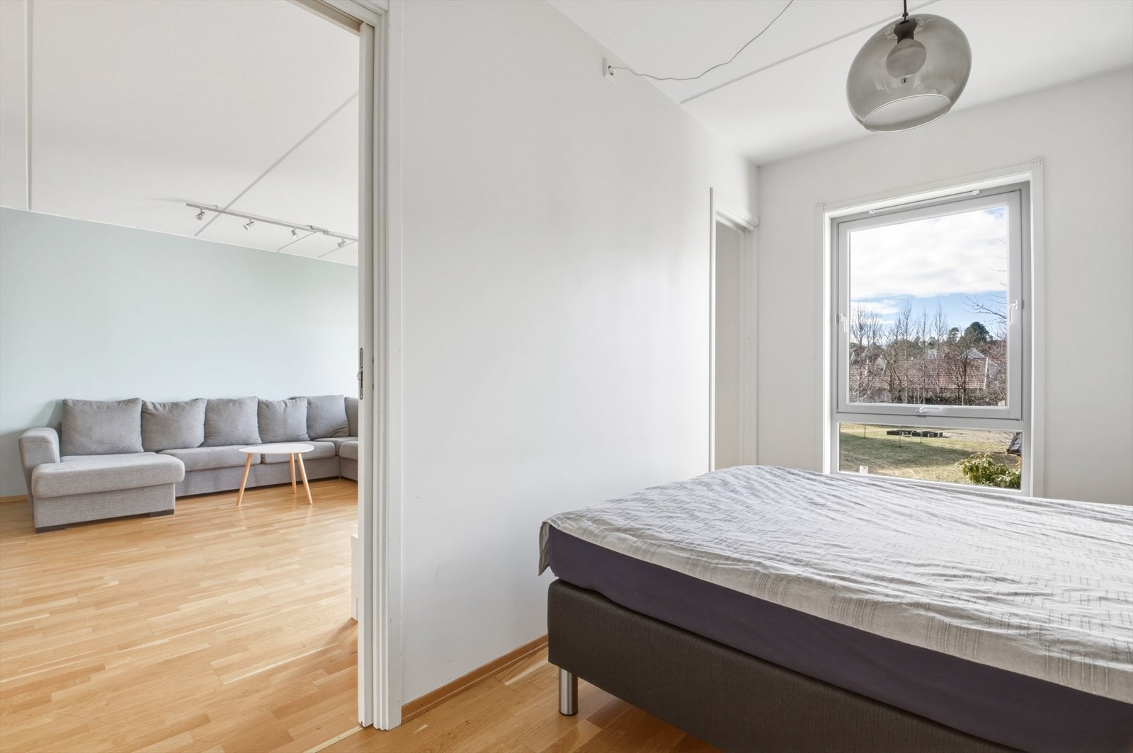 Rommet er malt i rolige fargetoner, som skaper en avslappende atmosfære. Galleribilde