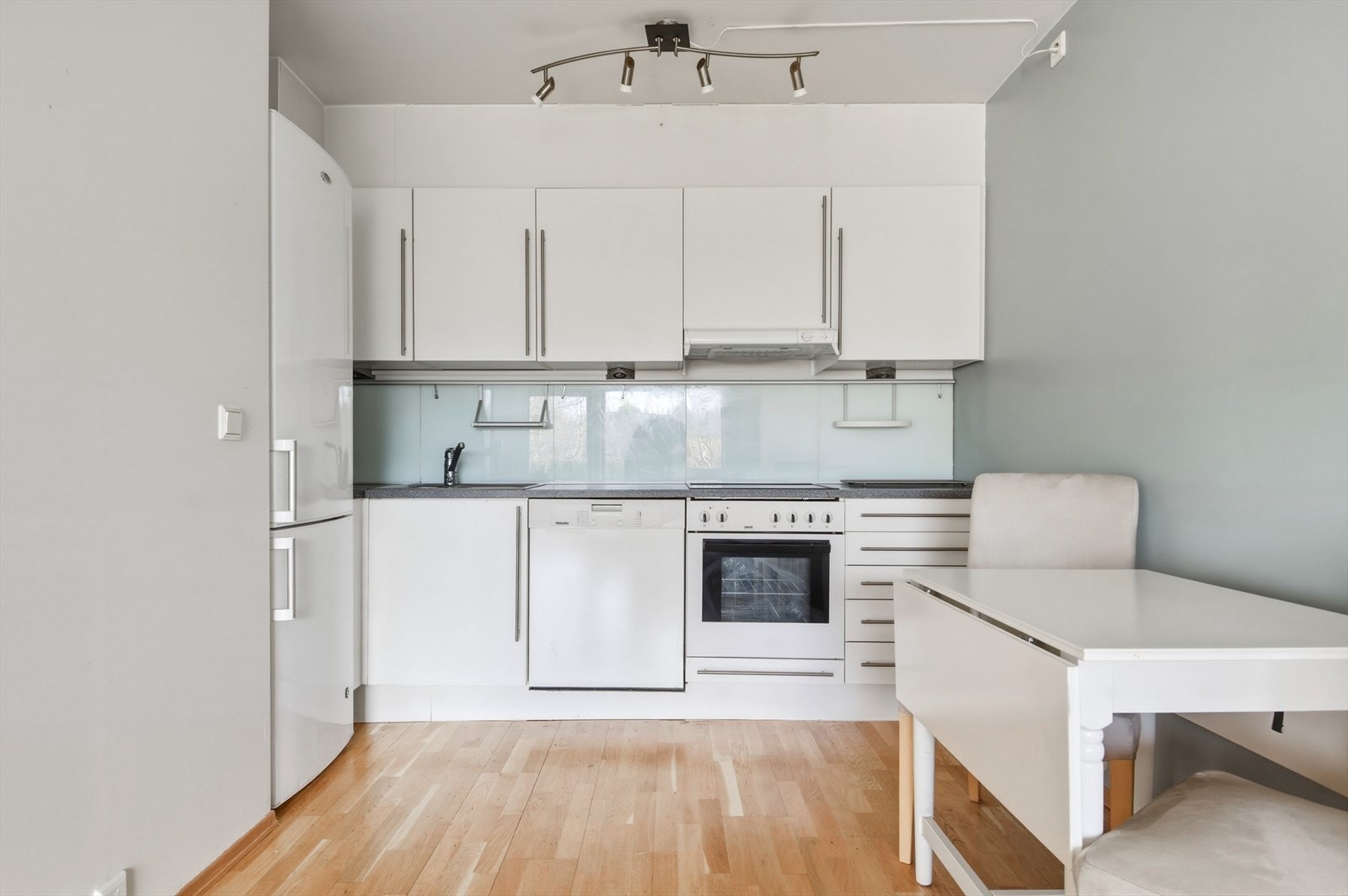 Kjøkkenet er utstyrt med integrert platetopp og stekeovn, og det er plass til kjøl-/fryseskap samt opplegg for oppvaskmaskin. Galleribilde