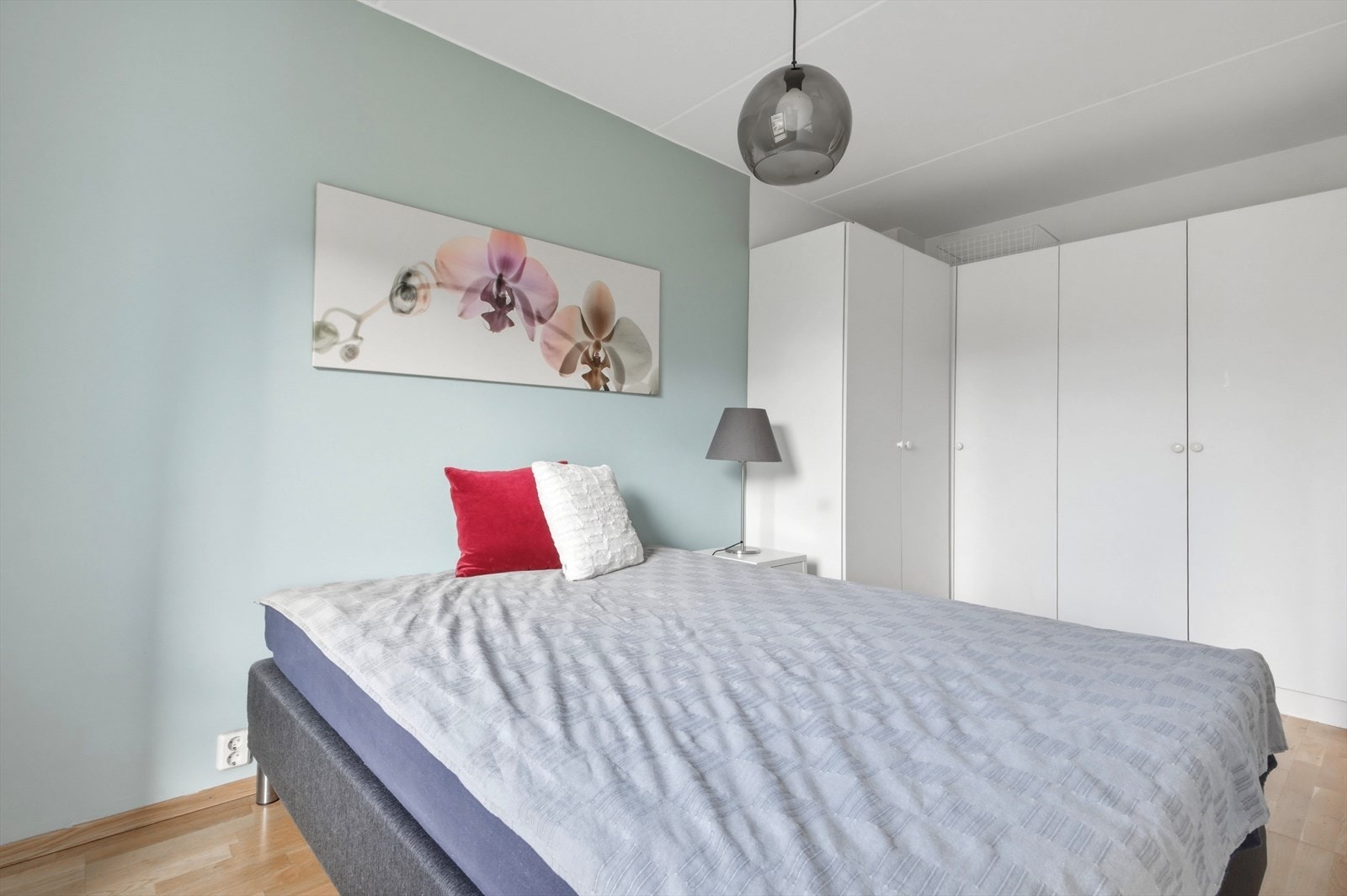 Soverommet er av god størrelse, med plass til dobbeltseng, nattbord på hver side og garderobeskap. Galleribilde