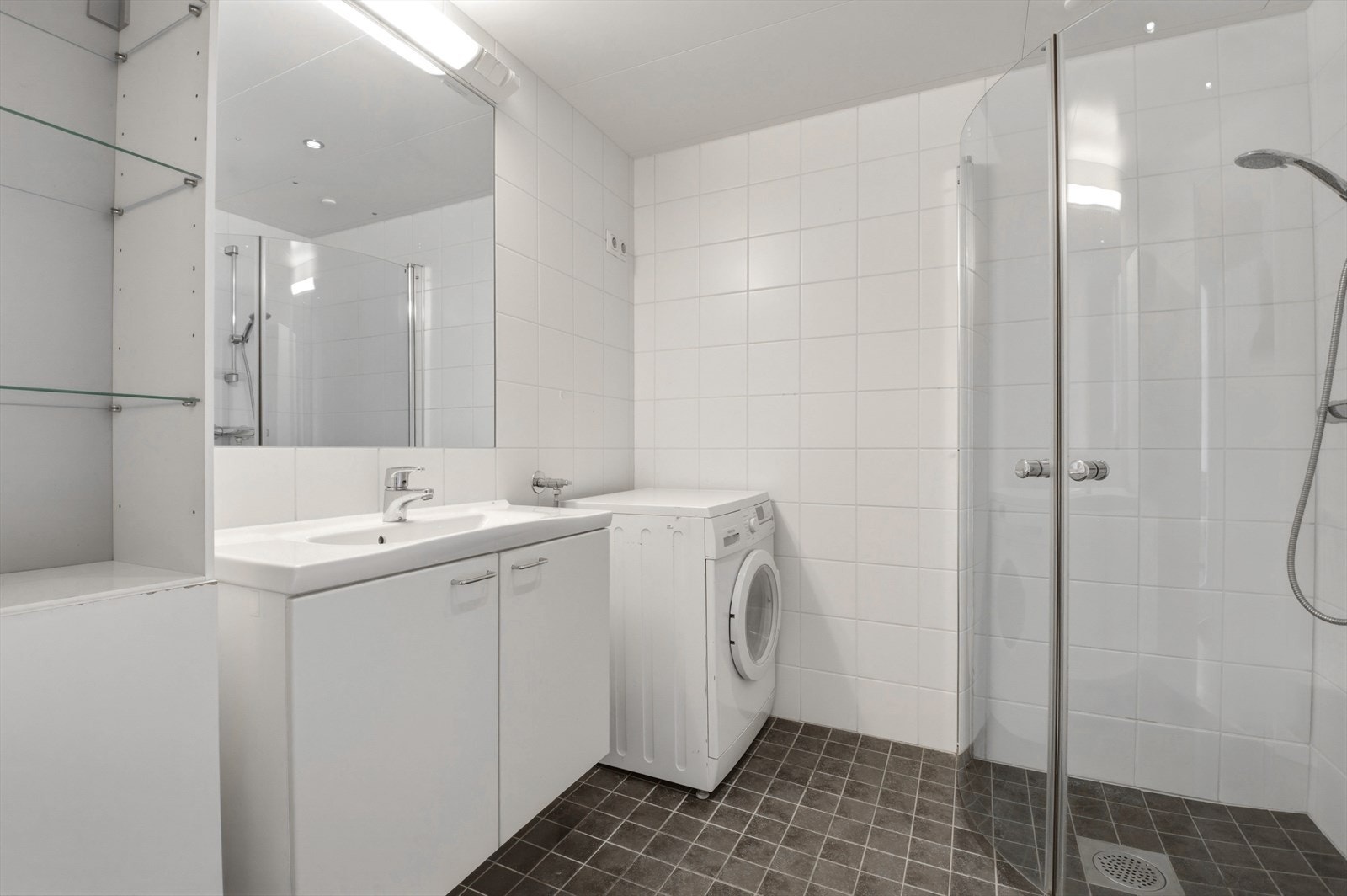 Romslig bad fra byggeåret med opplegg for vaskemaskin. Galleribilde