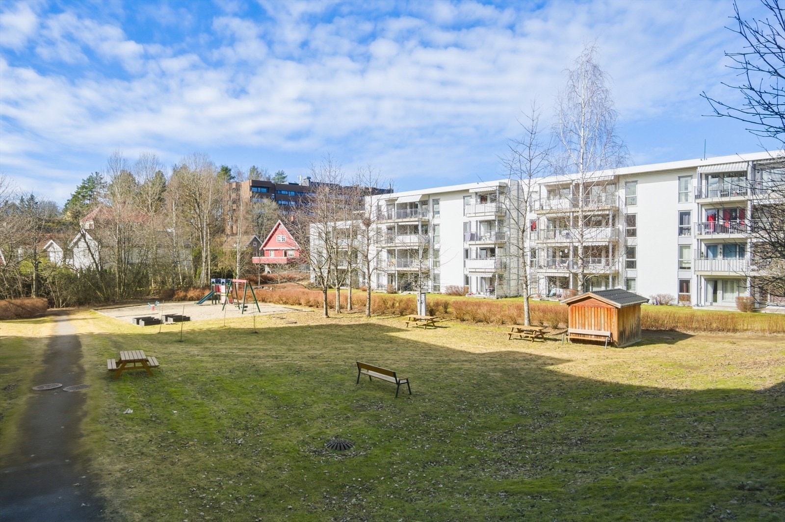 Leiligheten er omringet av masse flott natur og med kort vei til alt du trenger for en komfortabel og praktisk hverdag. Galleribilde