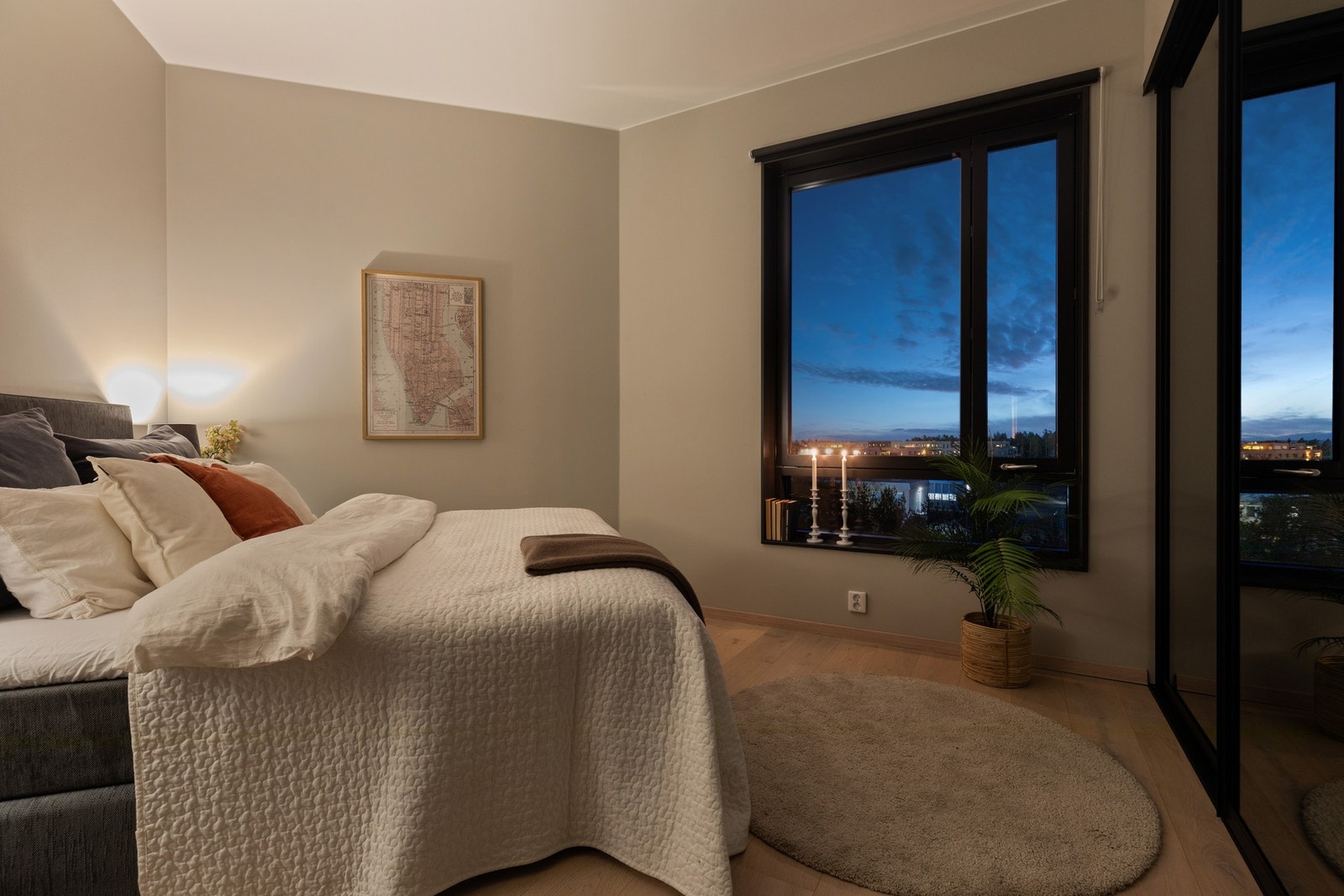 Planløsningen er effektiv med entré, to gode soverom, delikat bad og en romslig stue med åpen kjøkkenløsning. Galleribilde