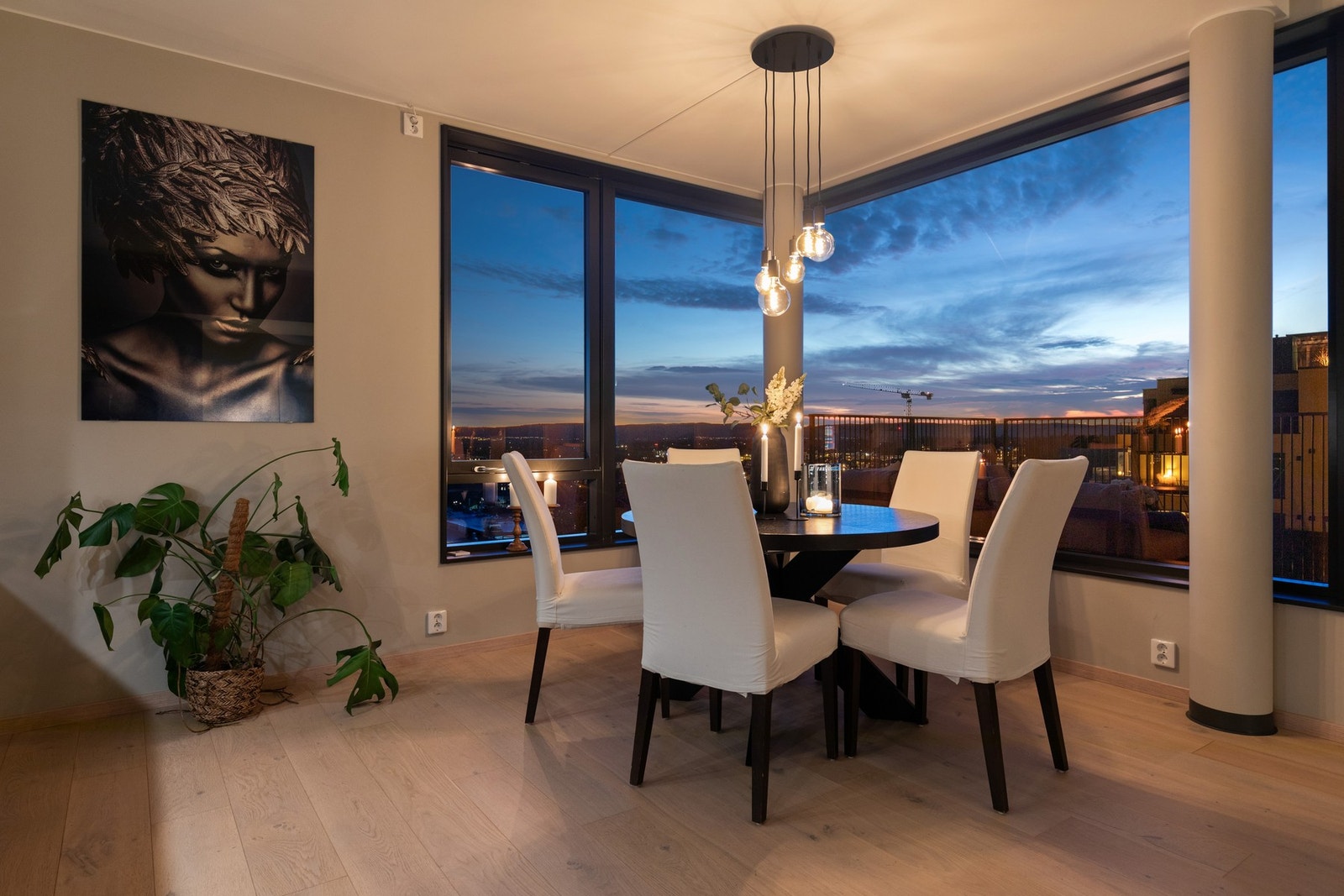 Dette er en påkostet og moderne 3-roms leilighet beliggende høyt i byggets 6.etasje med flott utsikt. Galleribilde