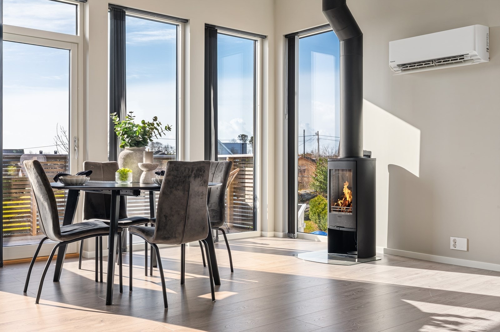 - Boligen har store vindusflater som gir rikelig med verdifullt lysinnslipp fra flere himmelretninger og utsikt - Galleribilde