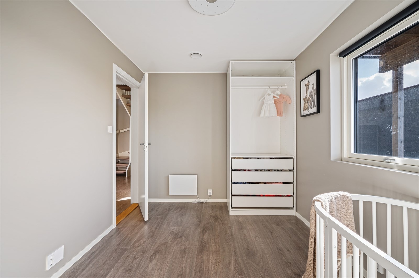 - Her er det god plass til seng, skrivebord og ønsket oppbevaringsløsning - Galleribilde