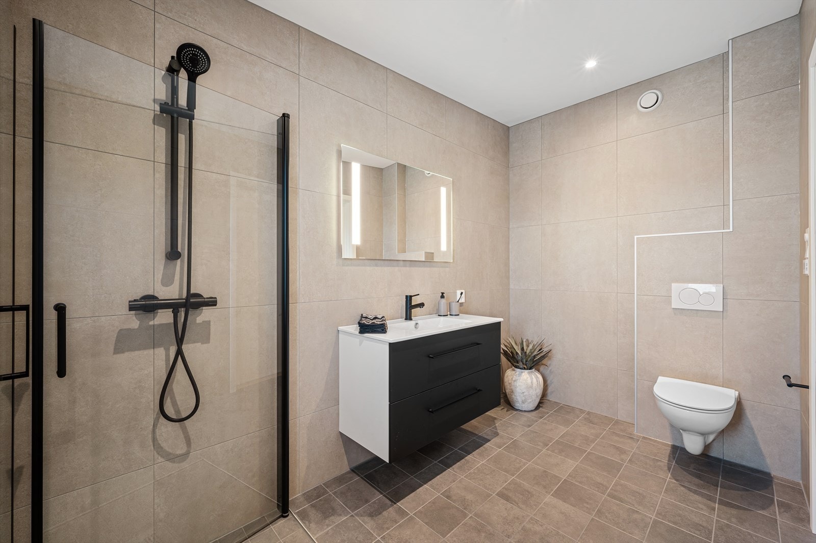 - Badet byr på innfellbare dusjdører og speil med integrert belysning - Galleribilde