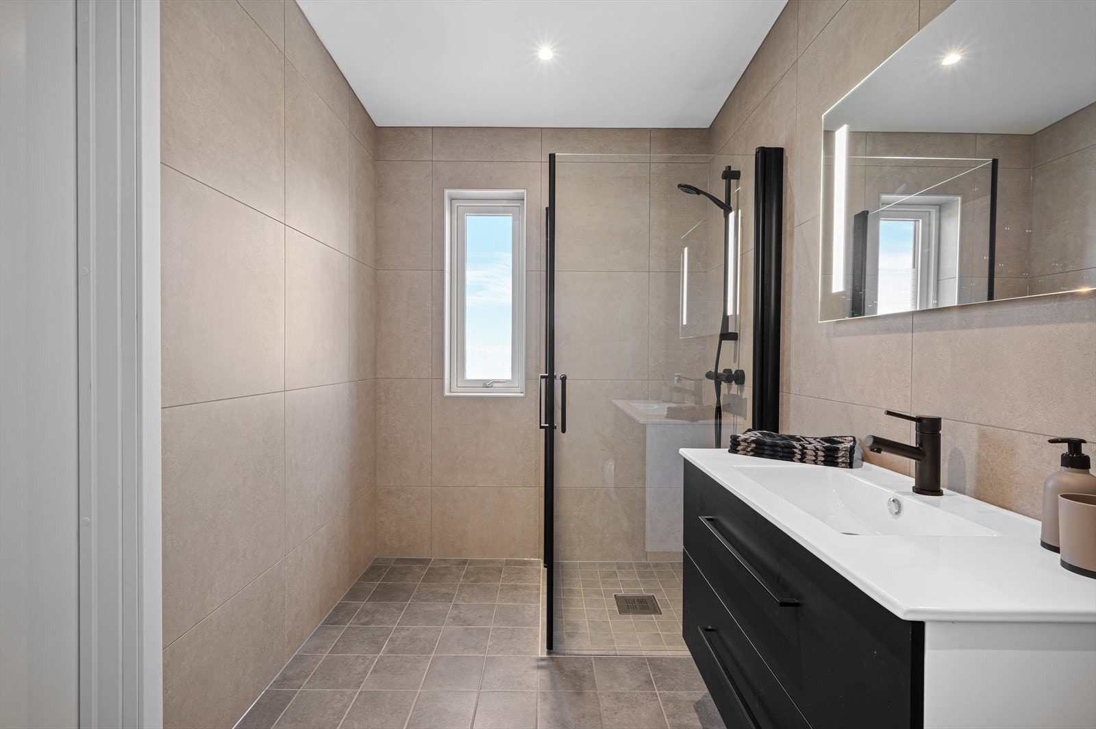 - Badet måler 5,8m² og byr på gode kvaliteter - Galleribilde