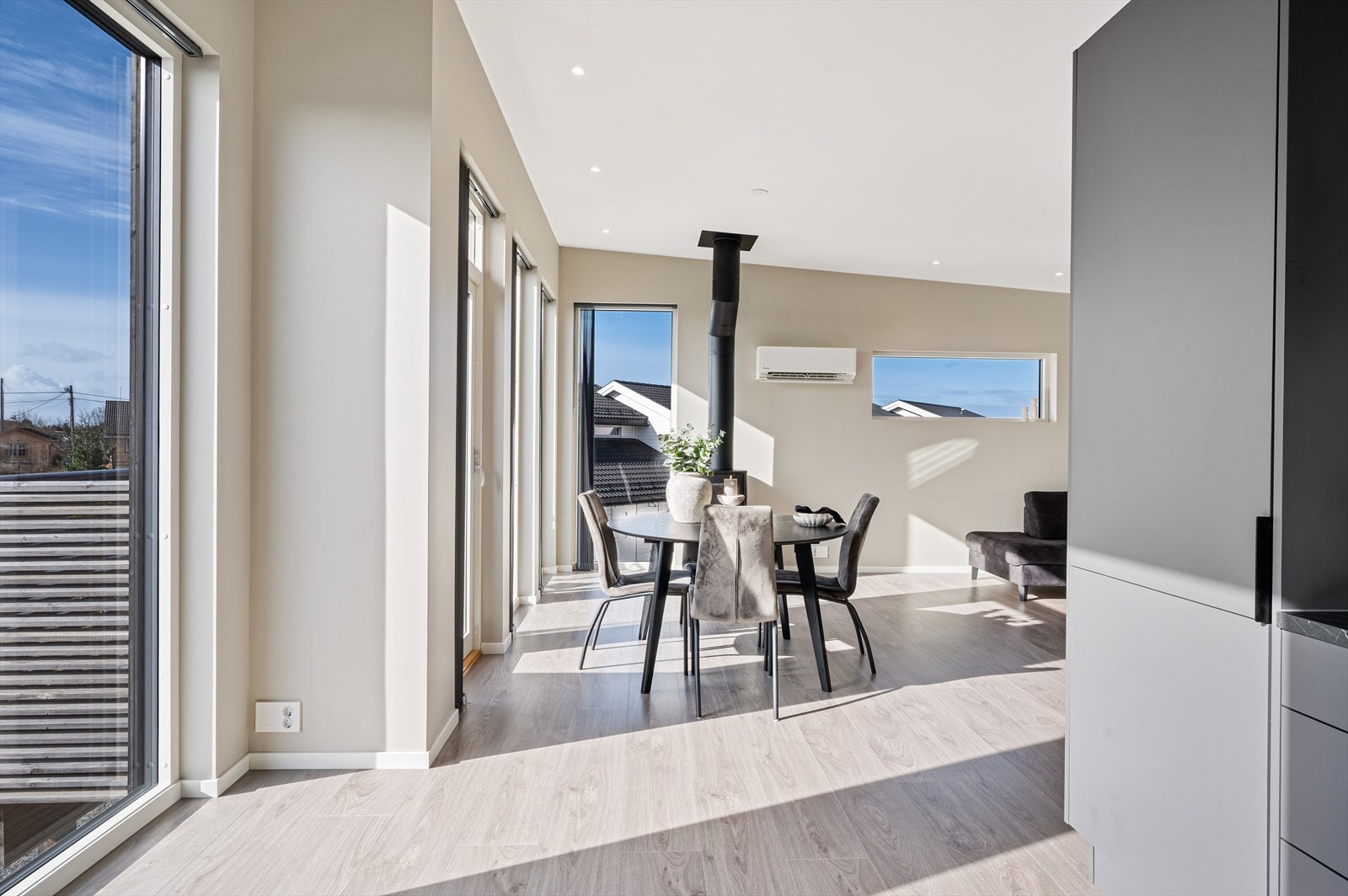 - Boligen oppleves som varm og innbydende med et umiddelbart godt førsteinntrykk - Galleribilde