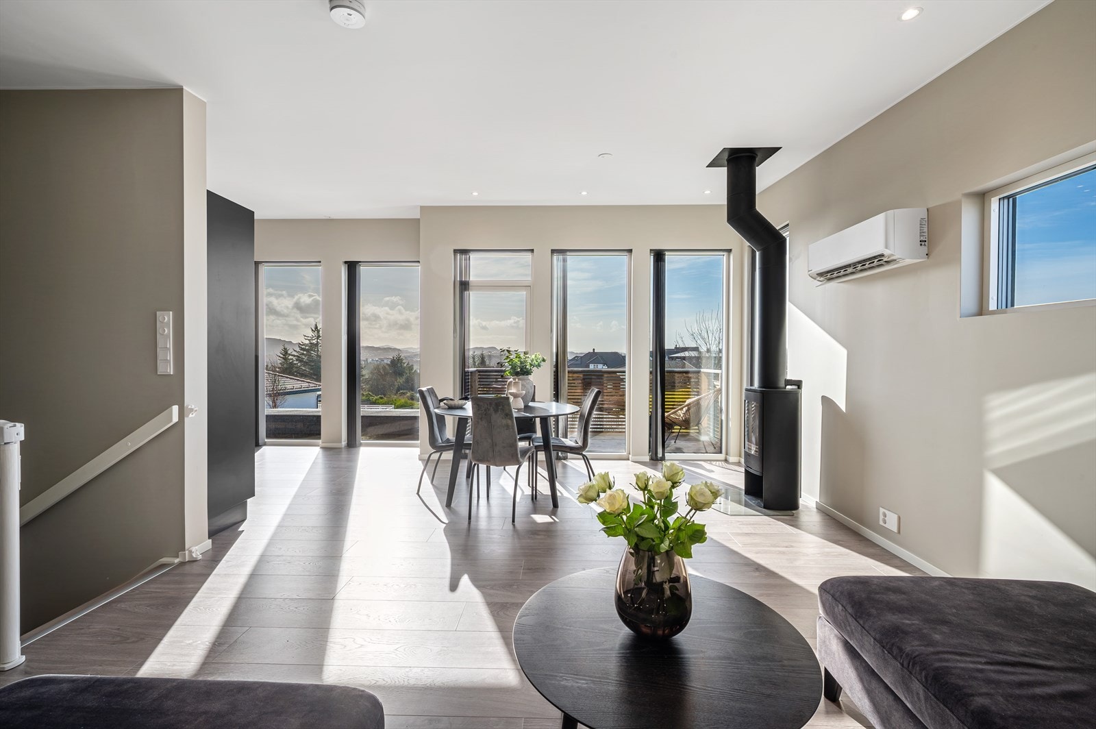 - Legg merke til både peis og varmepumpe for god oppvarming - Galleribilde