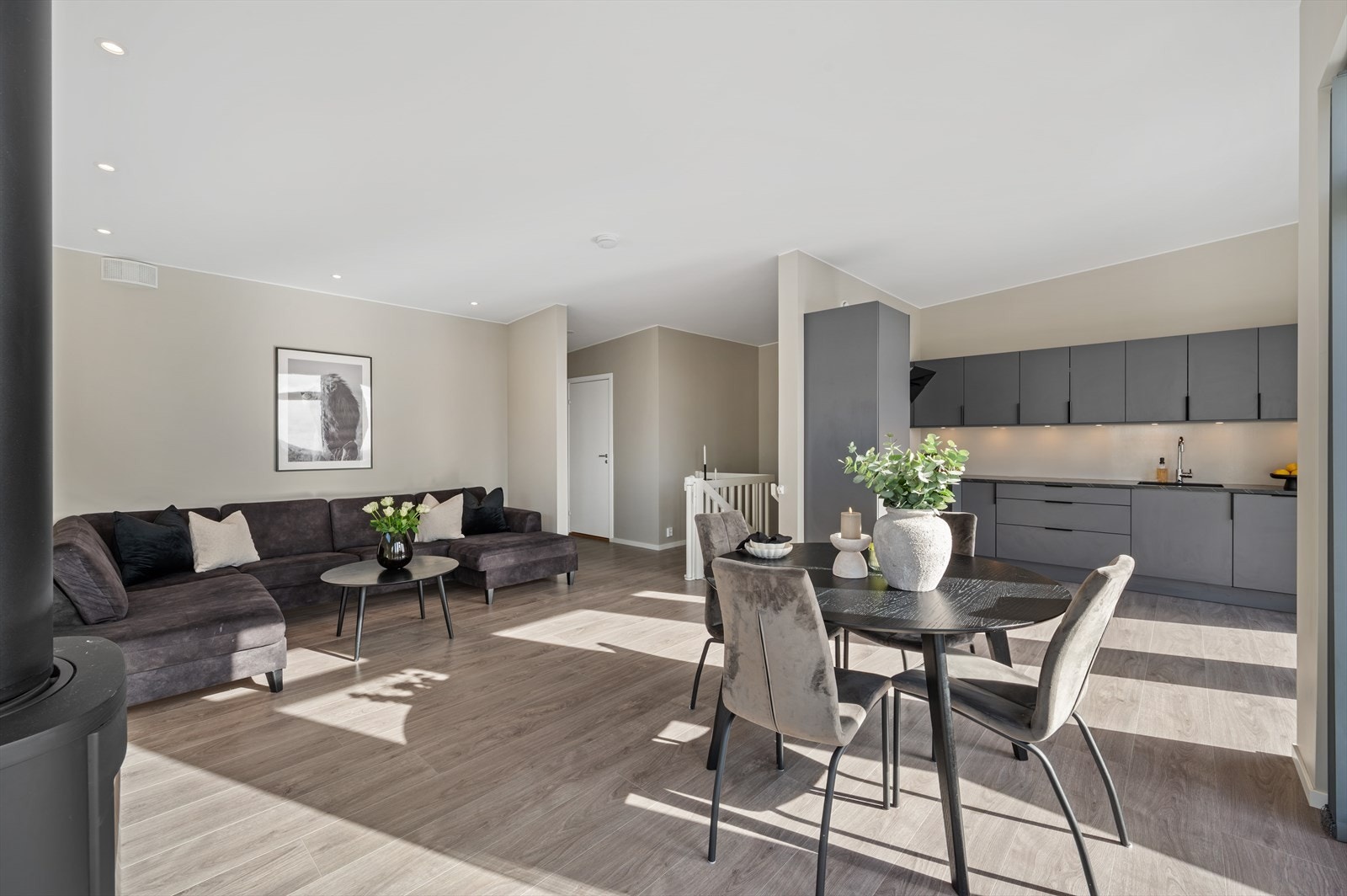 - 2. etasje inneholder stue, kjøkken, bad og soverom - Galleribilde