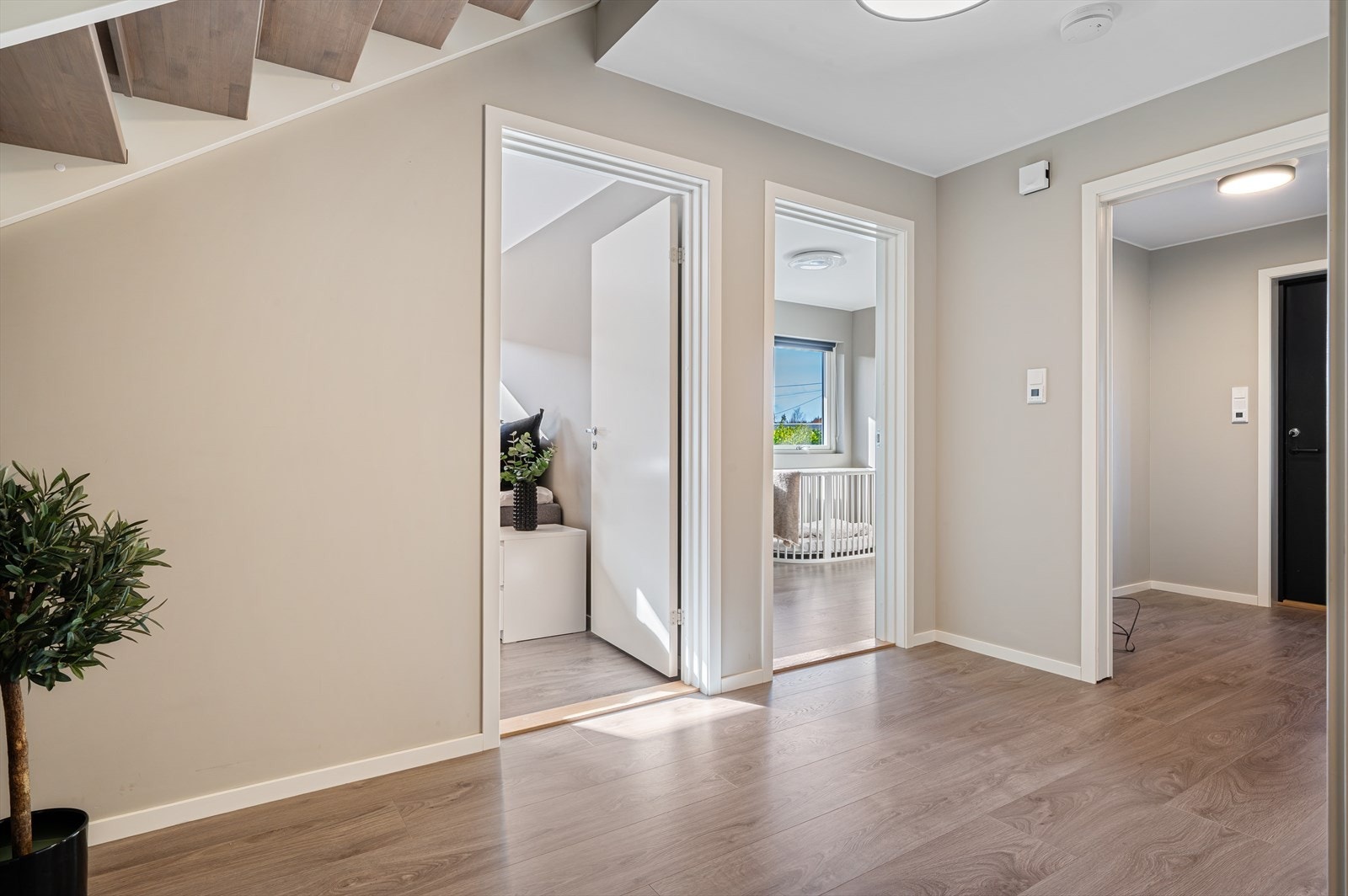 - 1. etasje inneholder entrè, 3 soverom, bad og vaskerom - Galleribilde