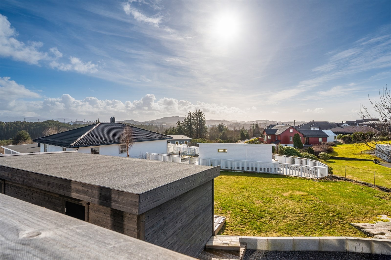 - Her har man god utsikt til plenen hvor man kan la barna løpe fritt - Galleribilde