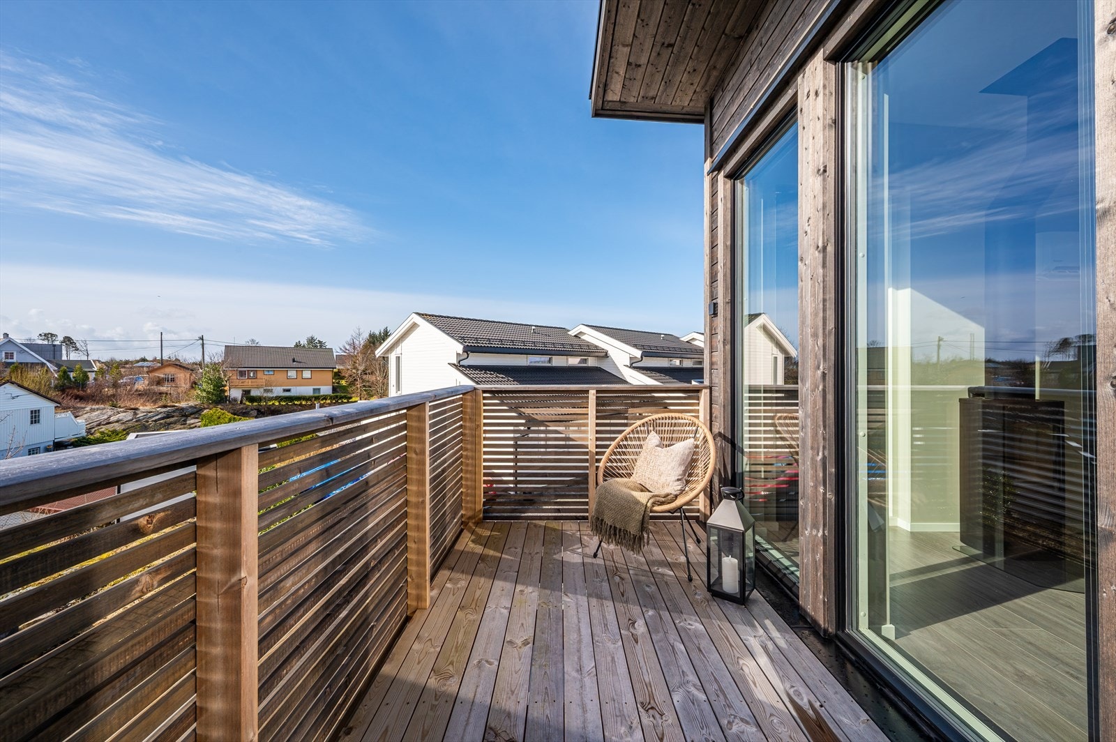 - Denne herlige balkongen måles til 6m² og er den perfekte plass å nyte morgenkaffen - Galleribilde