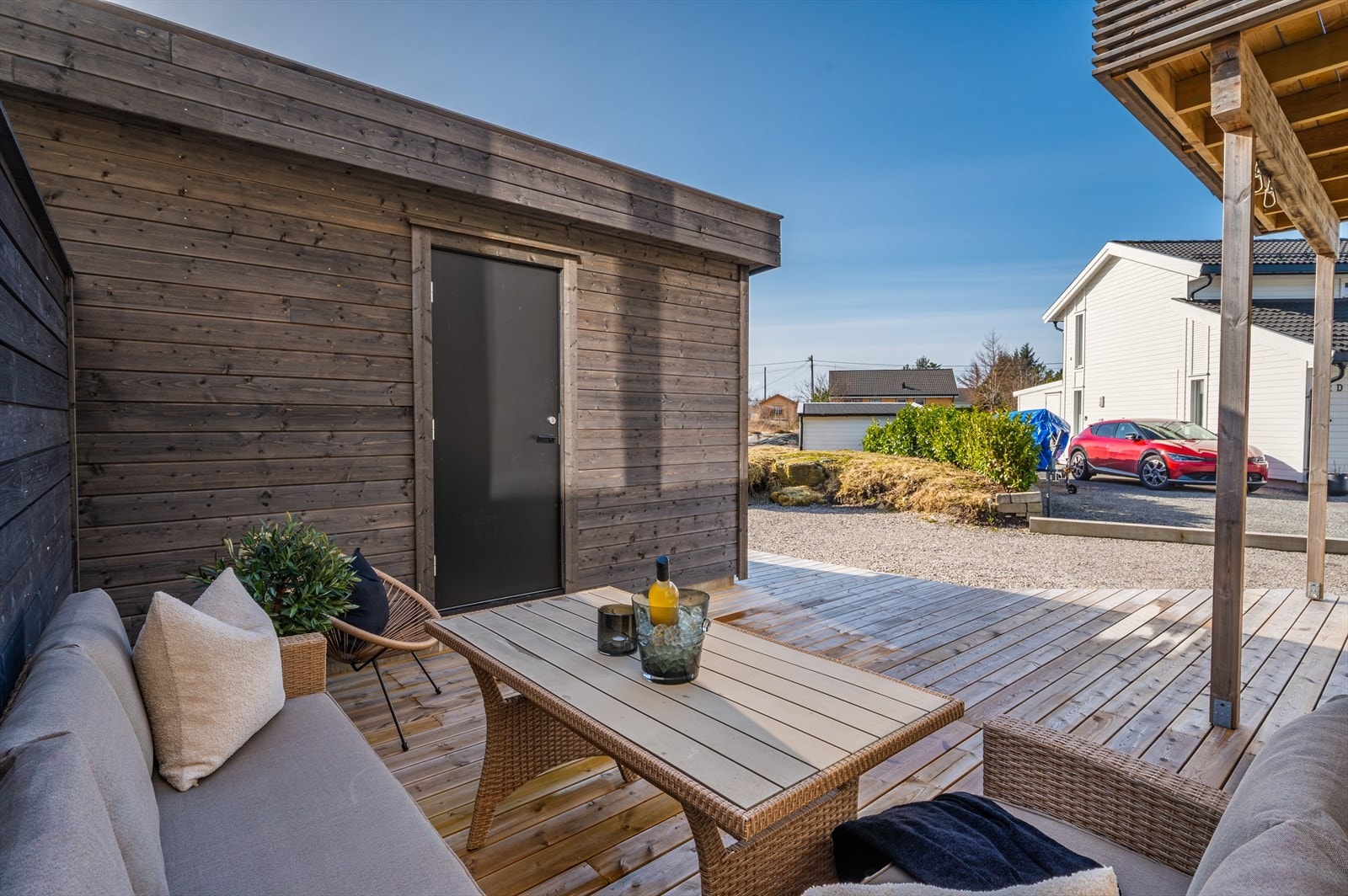 - Terrassen er perfekt til en koselig sittegruppe - Galleribilde