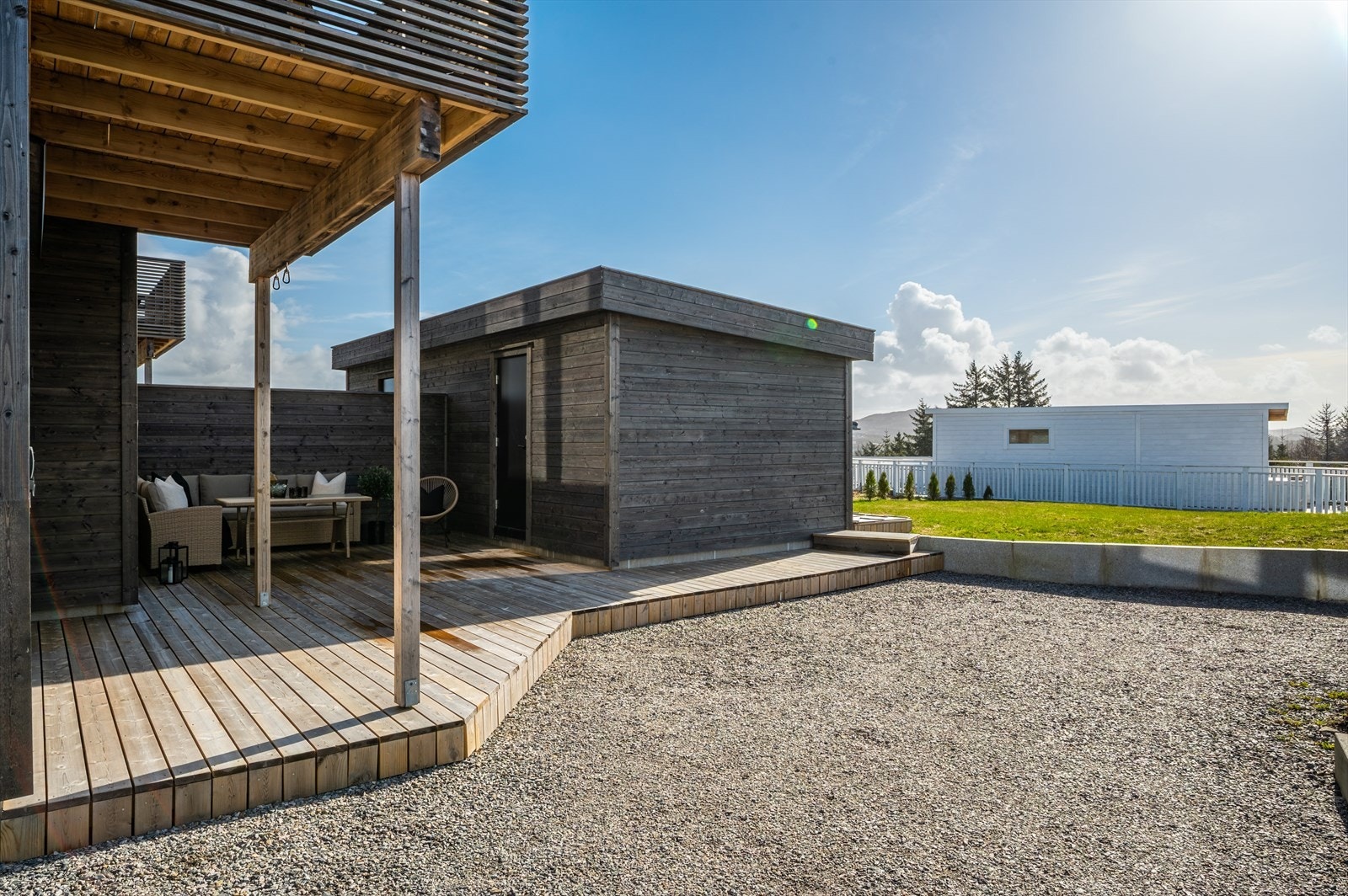 - Her er det også satt opp en treterrasse på ca. 30m² med god plass til en romslig sittegruppe - Galleribilde