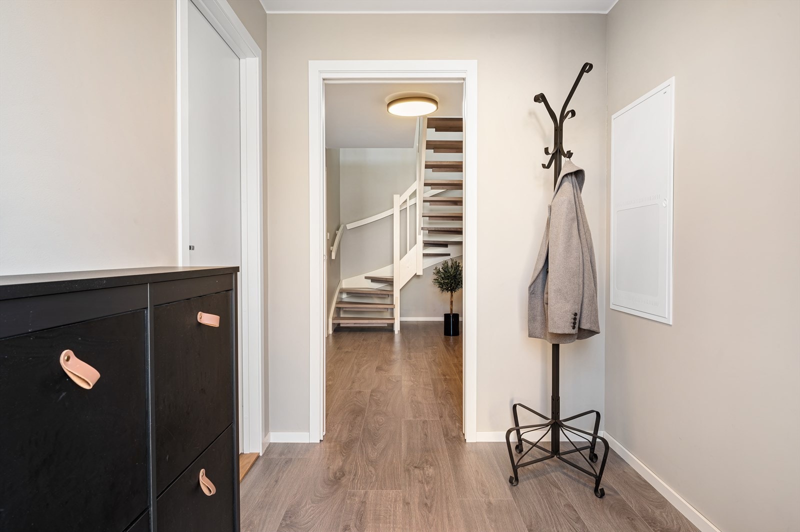 - Entrèn måler ca. 4,8m² - Galleribilde