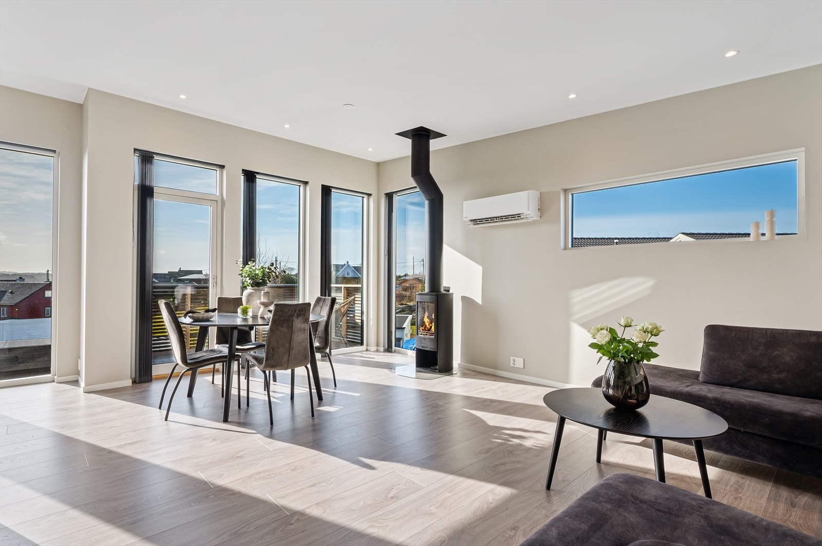 - Innvendig holder boligen en gjennomgående god standard med moderne kvaliteter og lekre detaljer - Galleribilde