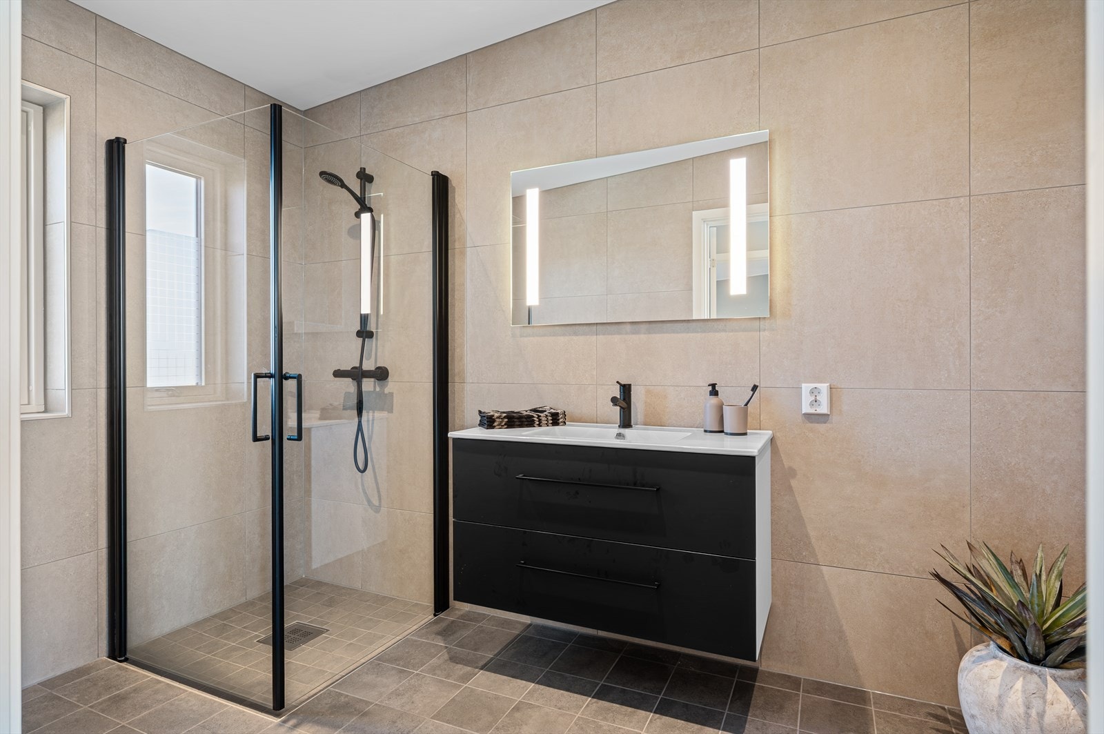 - Boligen har ett baderom i hver etasje - svært praktisk! - Galleribilde