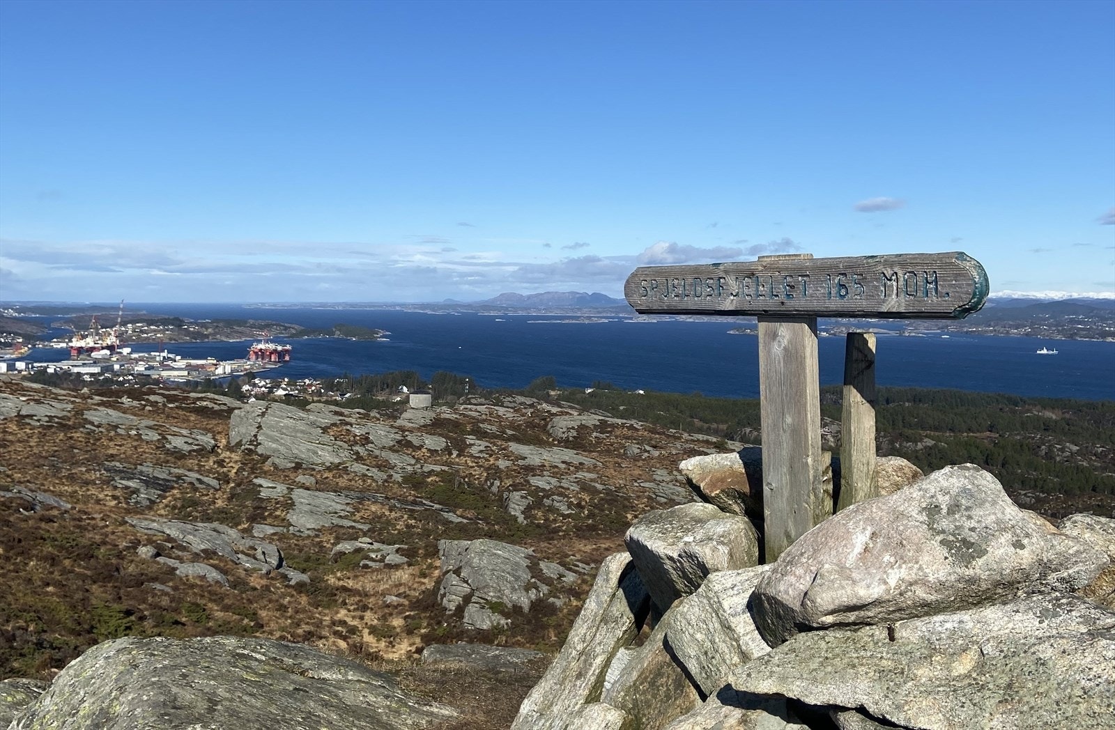 - Det er flere kyst- og turstier i området som blant annet Havutsikten og populære Spjeldsfjellet - Galleribilde