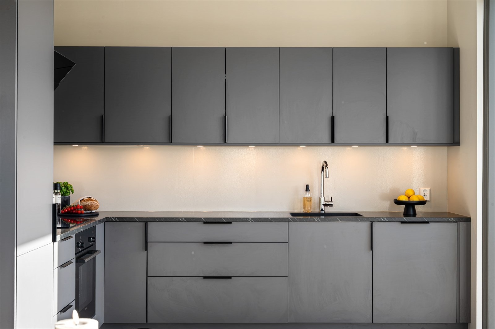 - Her er også rikelig med skap- og benkeplass til glede for husets kokk - Galleribilde