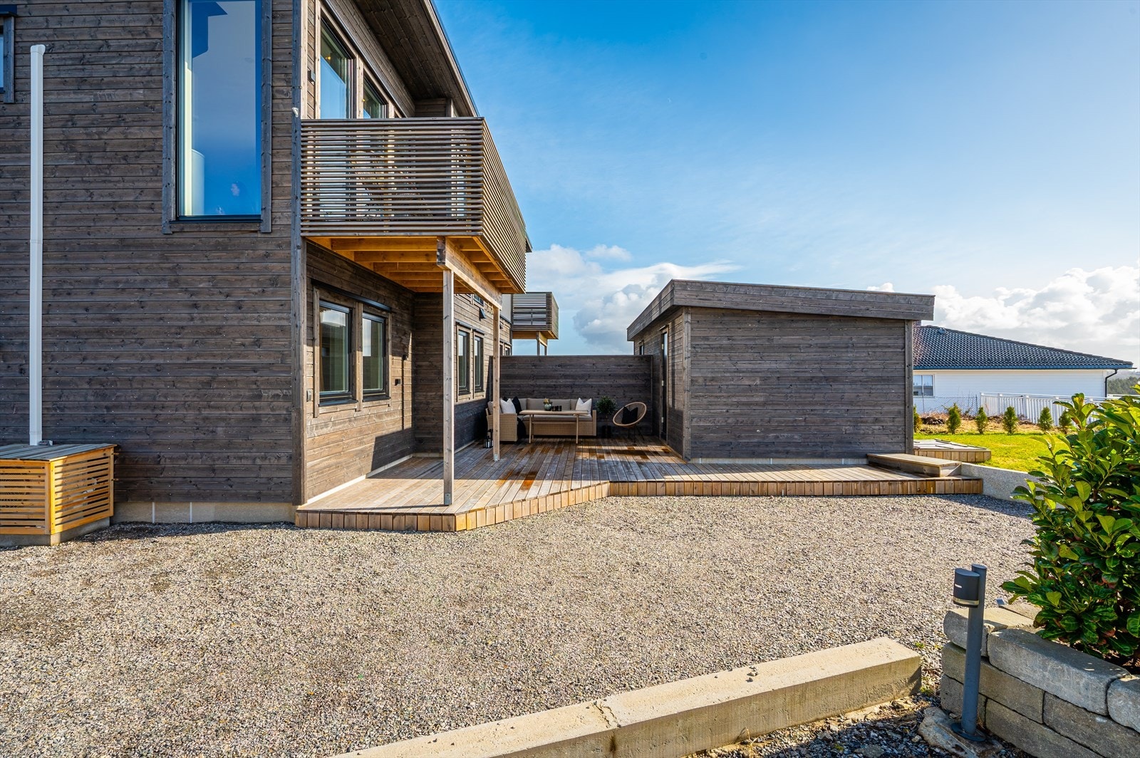 - Boligen byr på en nydelig tomt med lettstelt plen og terrassearealer i tilbaketrukne omgivelser - Galleribilde