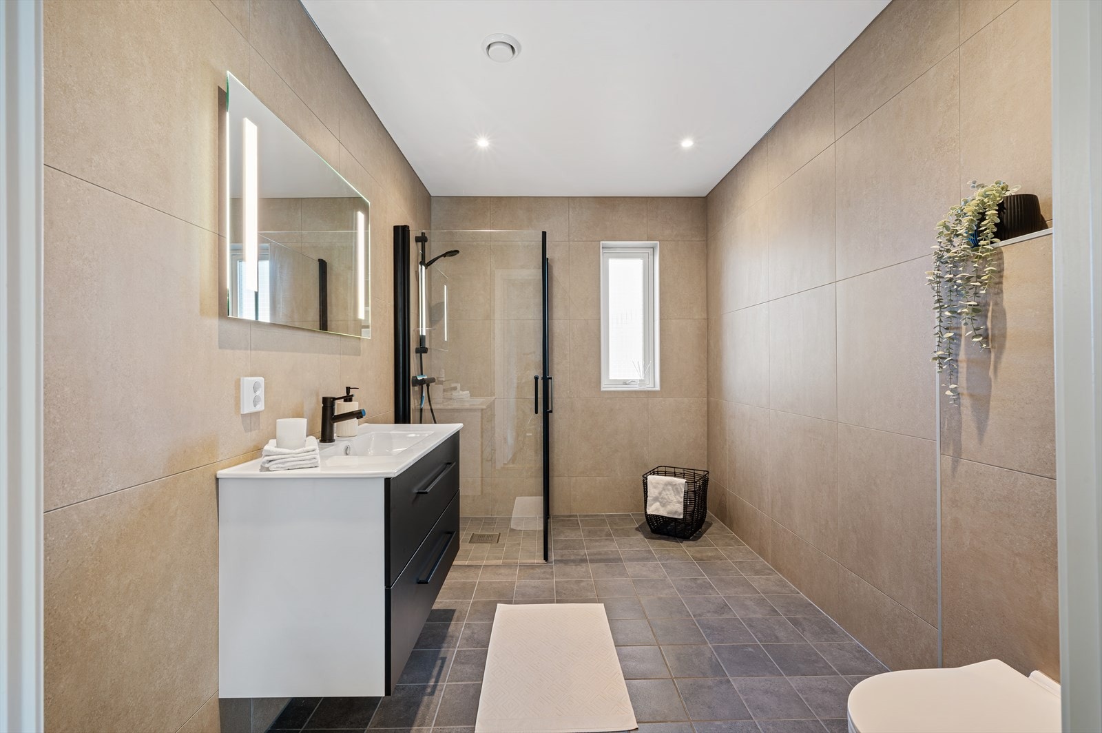 - Begge bad har varmekabler i gulv som bidrar til behagelig varme - Galleribilde