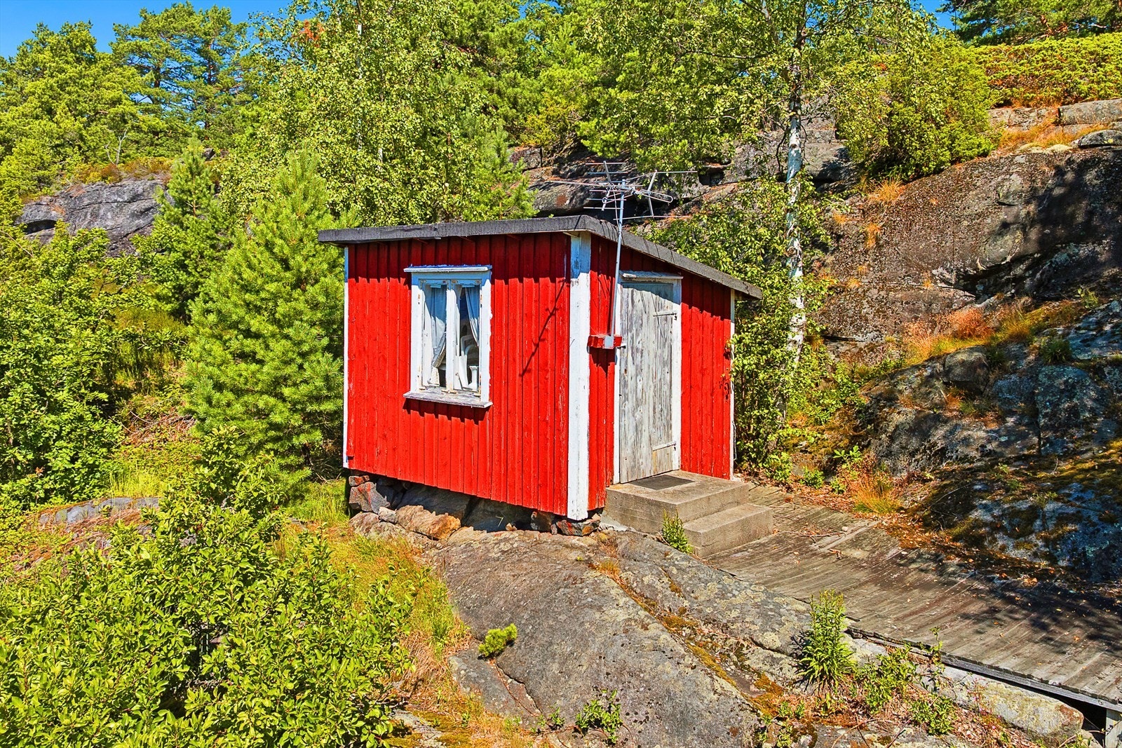 Boden er oppført i 1932, og fungerer i dag som en todelt bod. Den ene delen er et lite bodrom, mens den andre er den gamle utedoen. Bygget har en helt enkel standard, og full rehabilitering må påregnes. Galleribilde