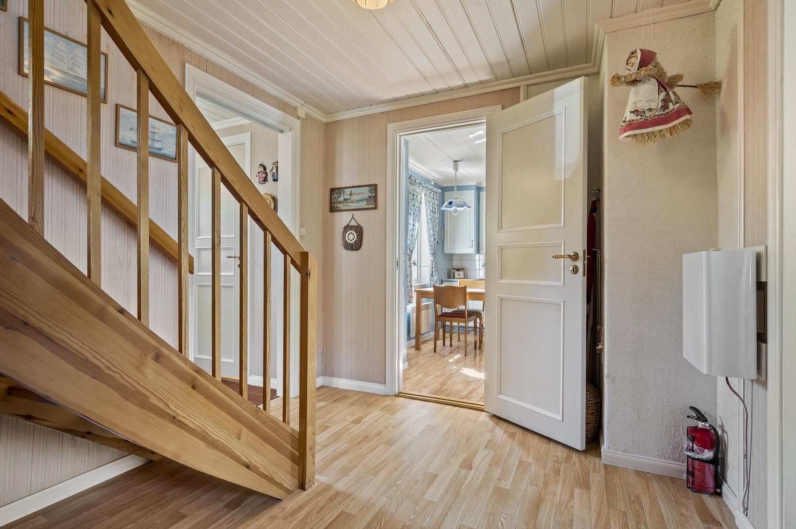 Fra et overbyd inngangsparti kommer du inn i boligens 1. etasje. Herfra er det videre adkomst til entré, gang, spisestue, stue, kjøkken, bad og toalettrom samt oppgang til 2. etasje. Galleribilde