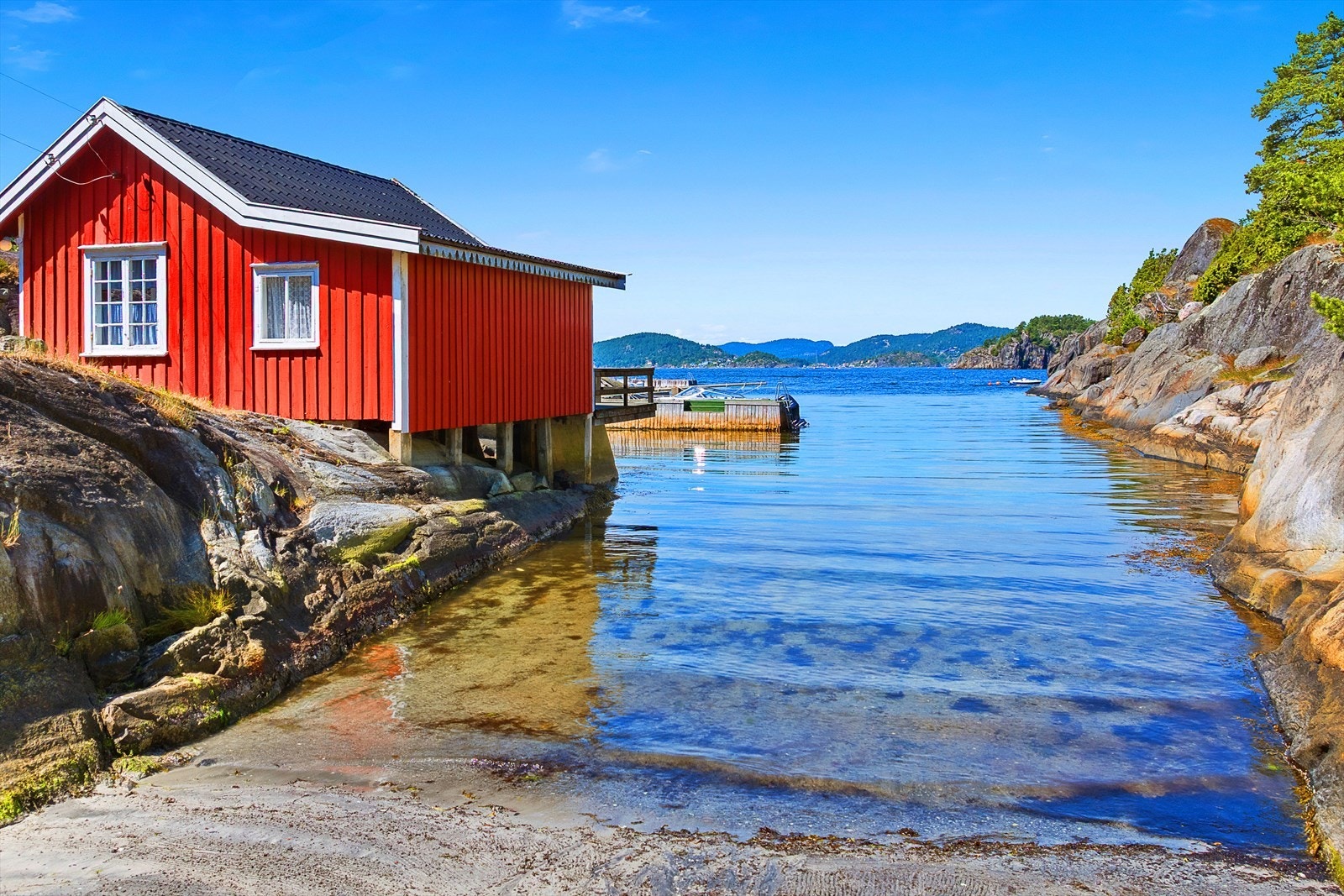 Idyllisk strandeiendom med enebolig, sjøbod, brygger og egen sandstrand! Galleribilde
