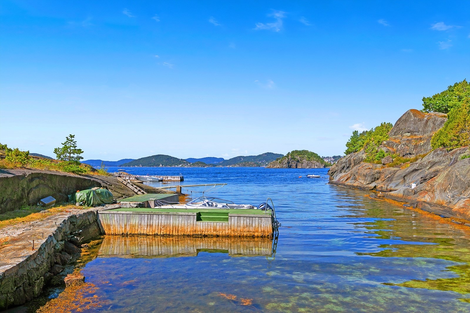 Bryggene er ifølge eier oppført tidligere enn 1964, men usikker på eksakt årstall. Bryggene har ifølge takstmann ca. 24m front mot sjø og et samlet areal på ca. 31 m². Ytterste brygge ble steinsatt og lagt nytt dekke på i 2021. Galleribilde