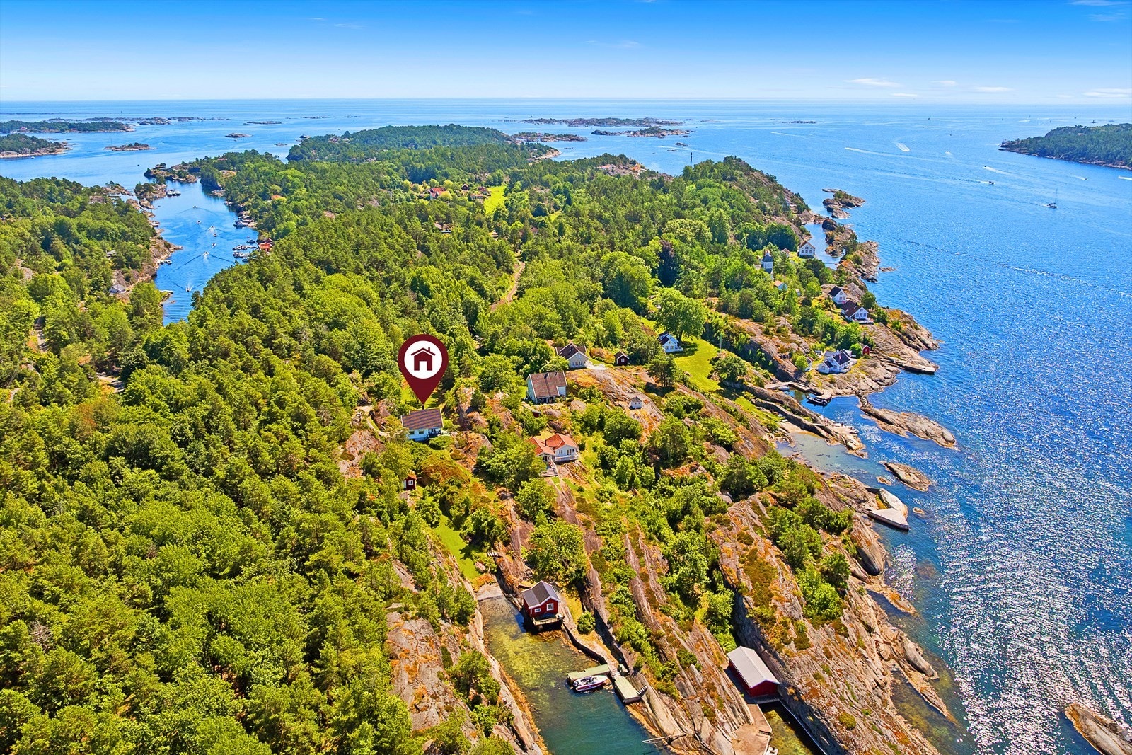 Eiendommen ligger vestvendt og lunt i beskyttet og idyllisk bukt. Galleribilde