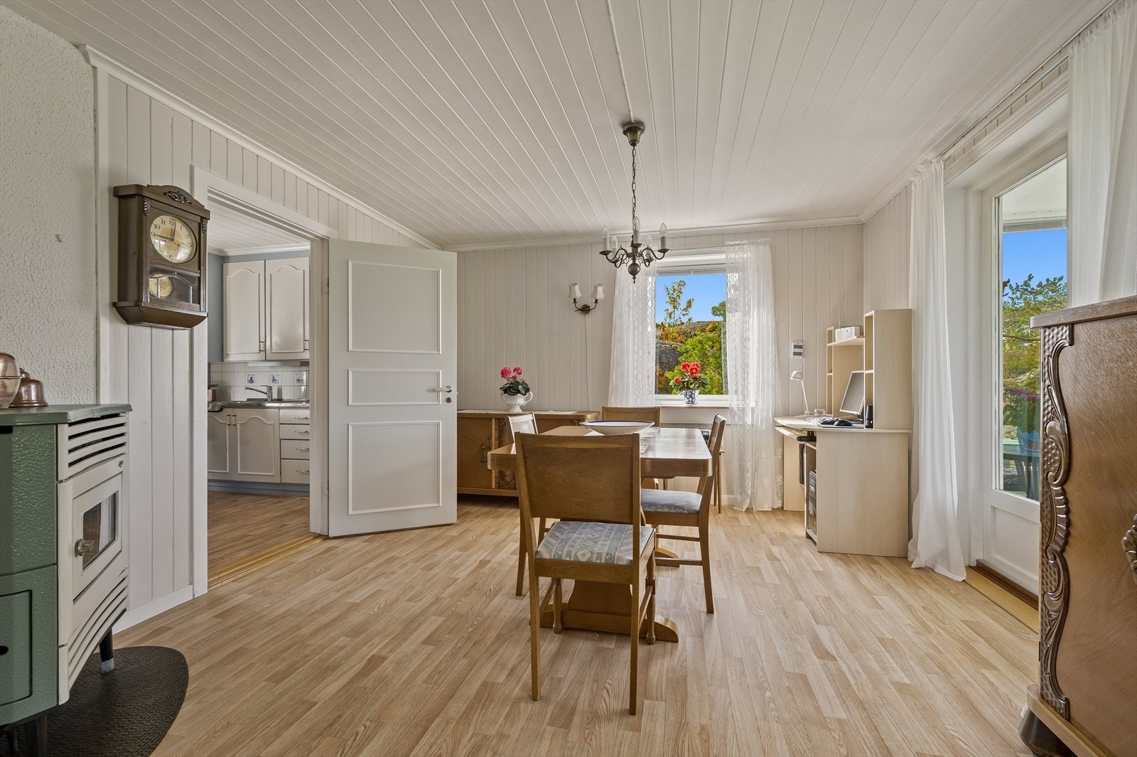 Fra spisestuen er utgang til en vestvendt, delvis overbygd veranda med ettermiddags- og kveldssol sommerstid. Galleribilde