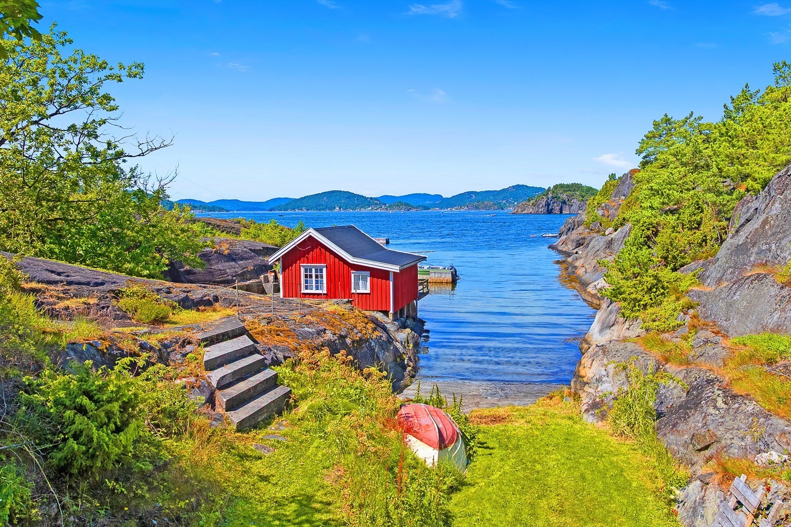 Innerst i bukten finner du en naturlig sandstrand som går sømløst over i en lang gresslette - helt ideelt for barnelek og sommeraktiviteter. Galleribilde