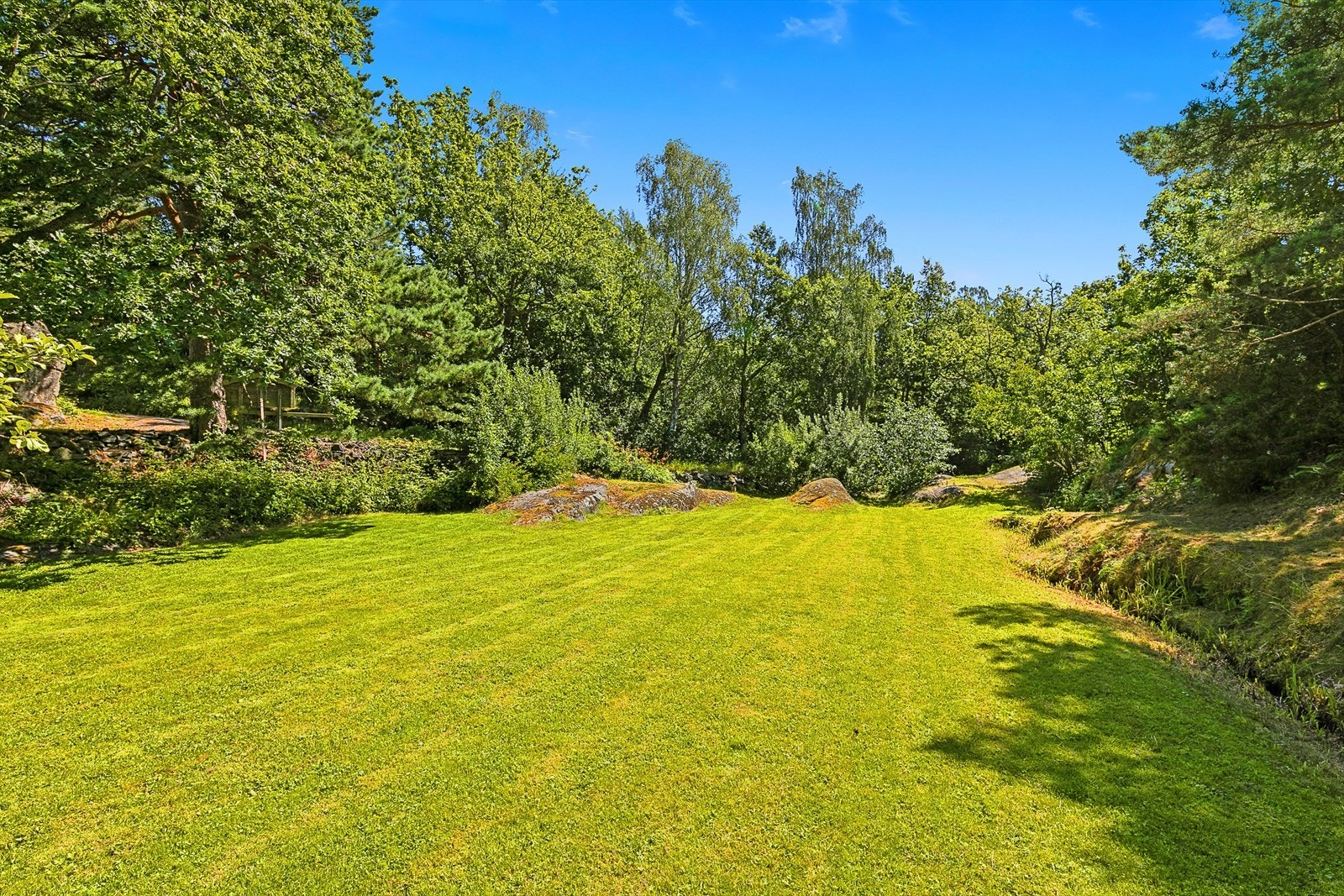 På østsiden av tomten er det også romslige grøntarealer med gressplen, frukttrær og beplantning - pent holdt i alle år. Galleribilde