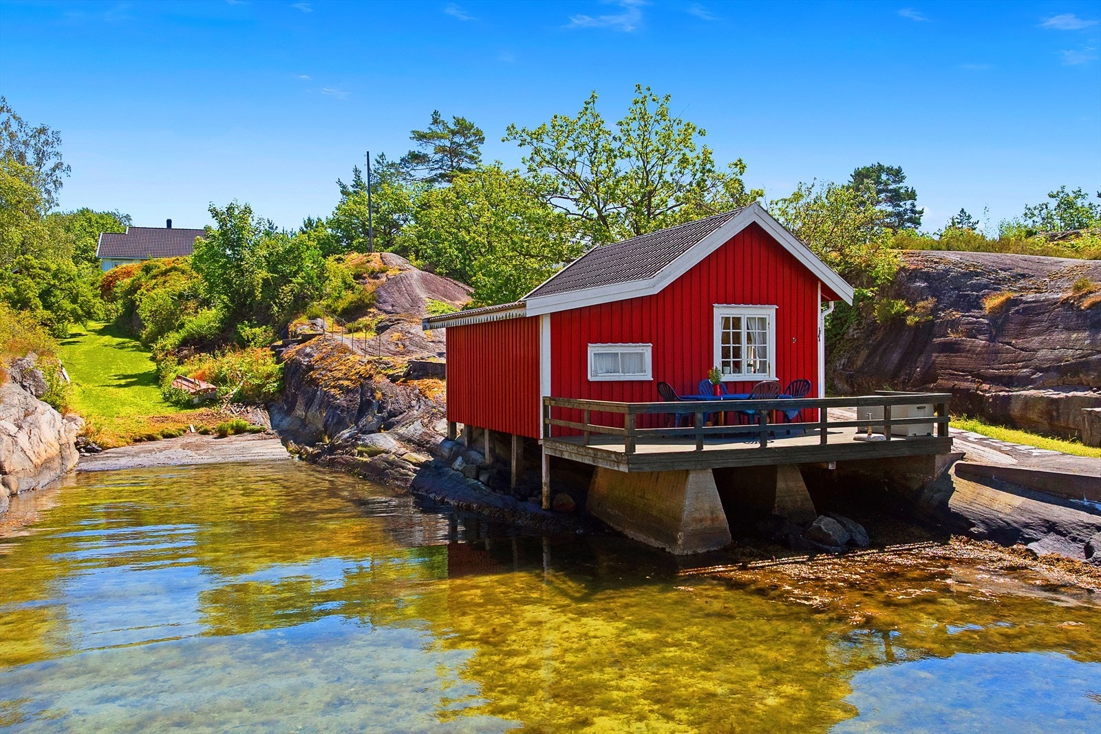 Sjøboden fremstår svært sjarmerende og ligger helt i sjøkanten, med veranda mot øst hvor morgenstunden kan nytes med utsikt over blank sjø. Galleribilde