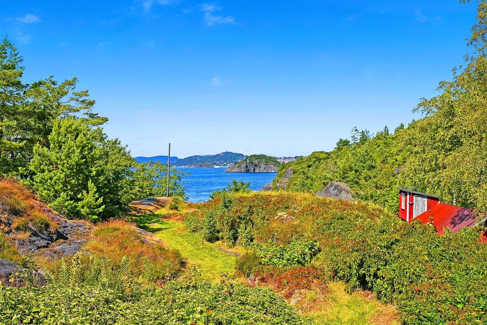 Stor eiet tomt med svaberg, brygger, sandstrand og gressletter! Galleribilde