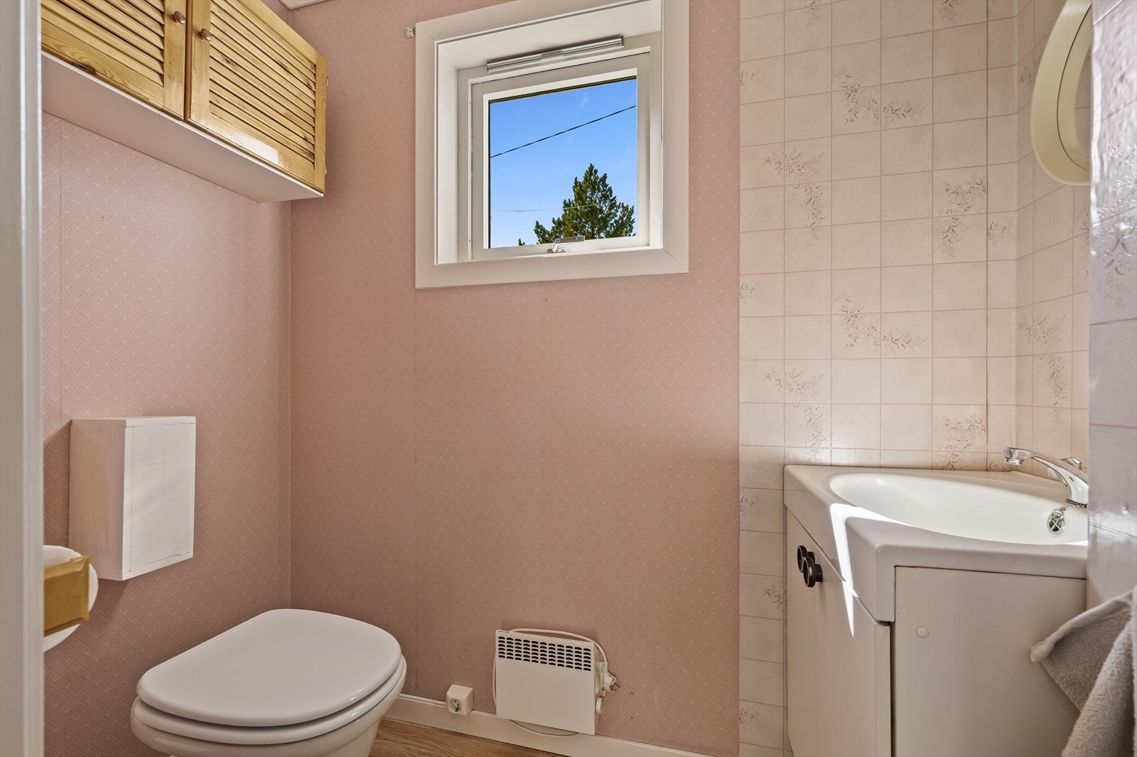 Eget toalettrom i tilknytning til gang, som inneholder håndvask og biotoalett/snurredo. Galleribilde