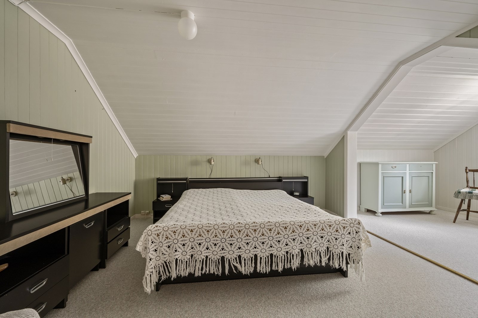 Begge soverommene er svært romslige med garderobeløsning. Galleribilde