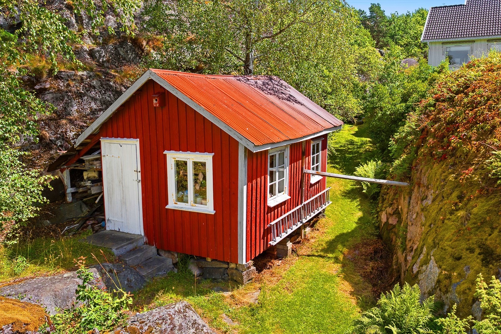Bryggehuset, oppført i 1932, inneholder ett stort rom som brukes som bod/verksted. Det må påregnes renovering. Galleribilde