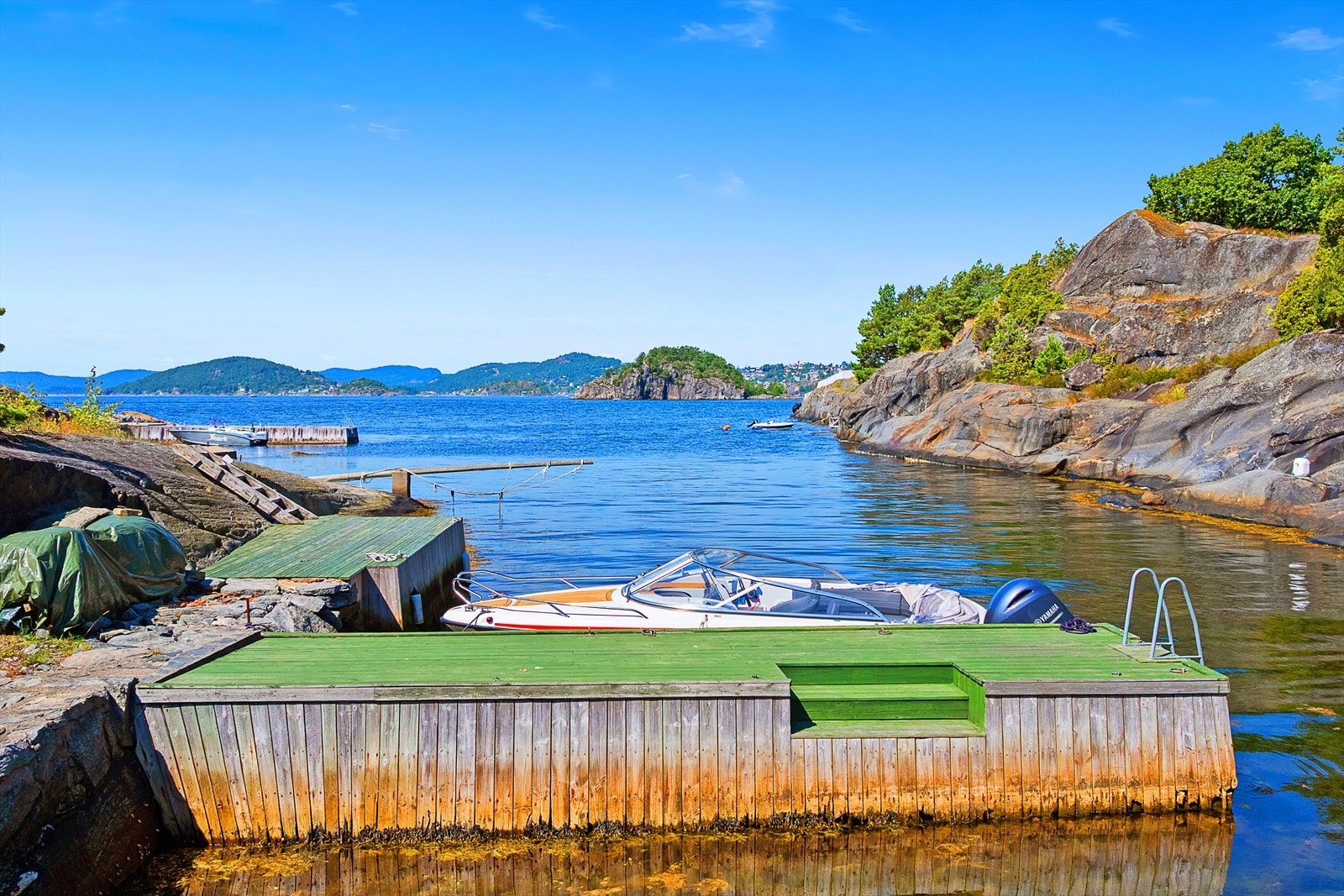 Strandlinjen omkranser bukta og byr på to brygger på sørsiden, rikelig med deilige naturlig svaberg og gode steinlagte uteområder helt nede ved sjøen. Galleribilde
