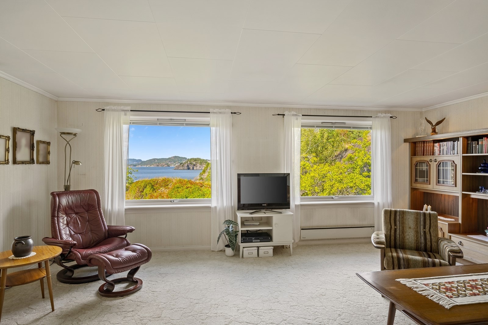 Stuen er romslig og lys, med store vindusflater som gir fantastisk sjøutsikt mot Kragerø, Saltneven og Tåtøy. Galleribilde