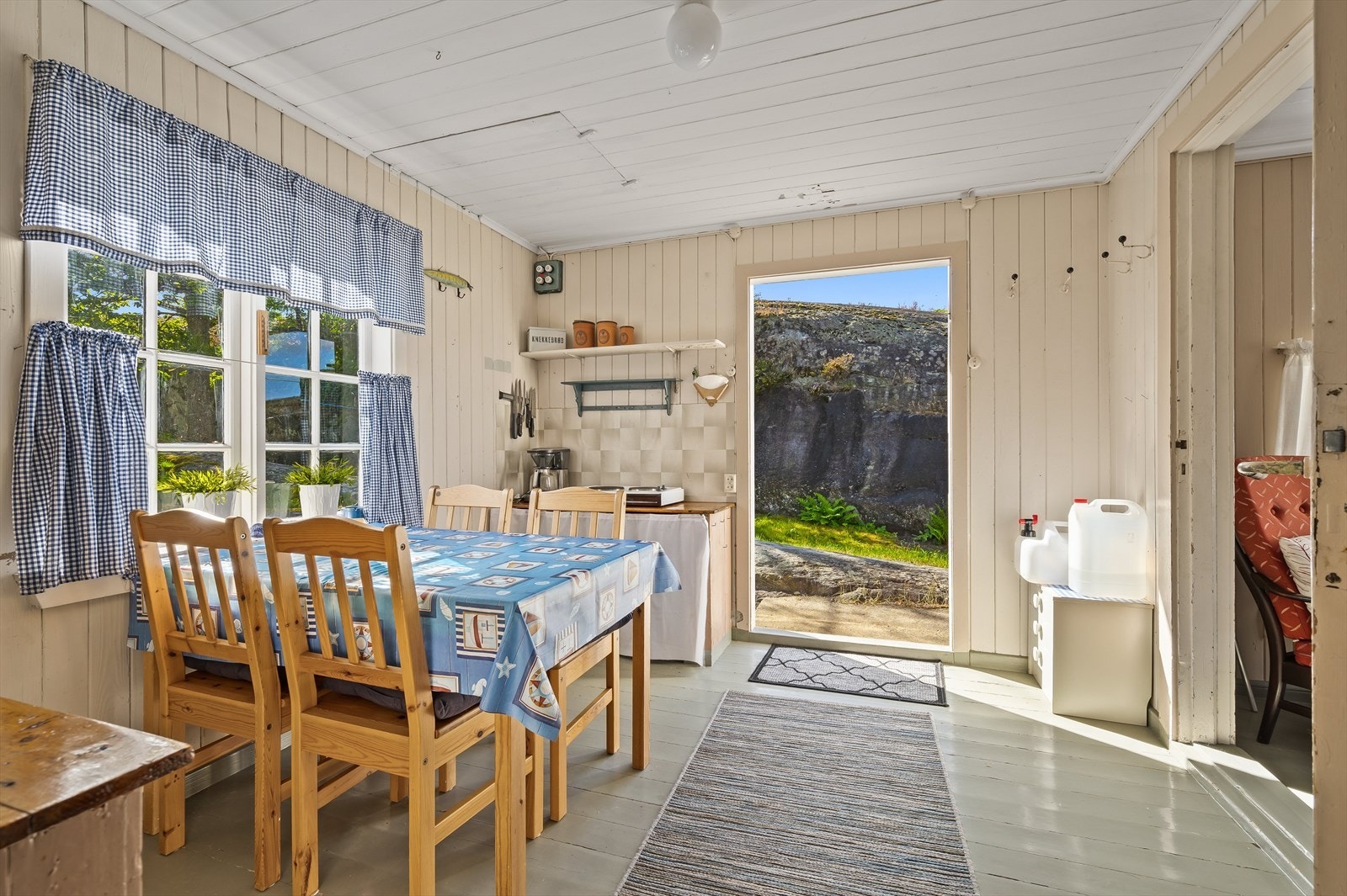 Innvendig har sjøboden en helt enkel standard, med kjøkken, stue, soverom og bod (nåværende eier har brukt som soverom, dog ikke godkjent pga. lys/røming). Galleribilde