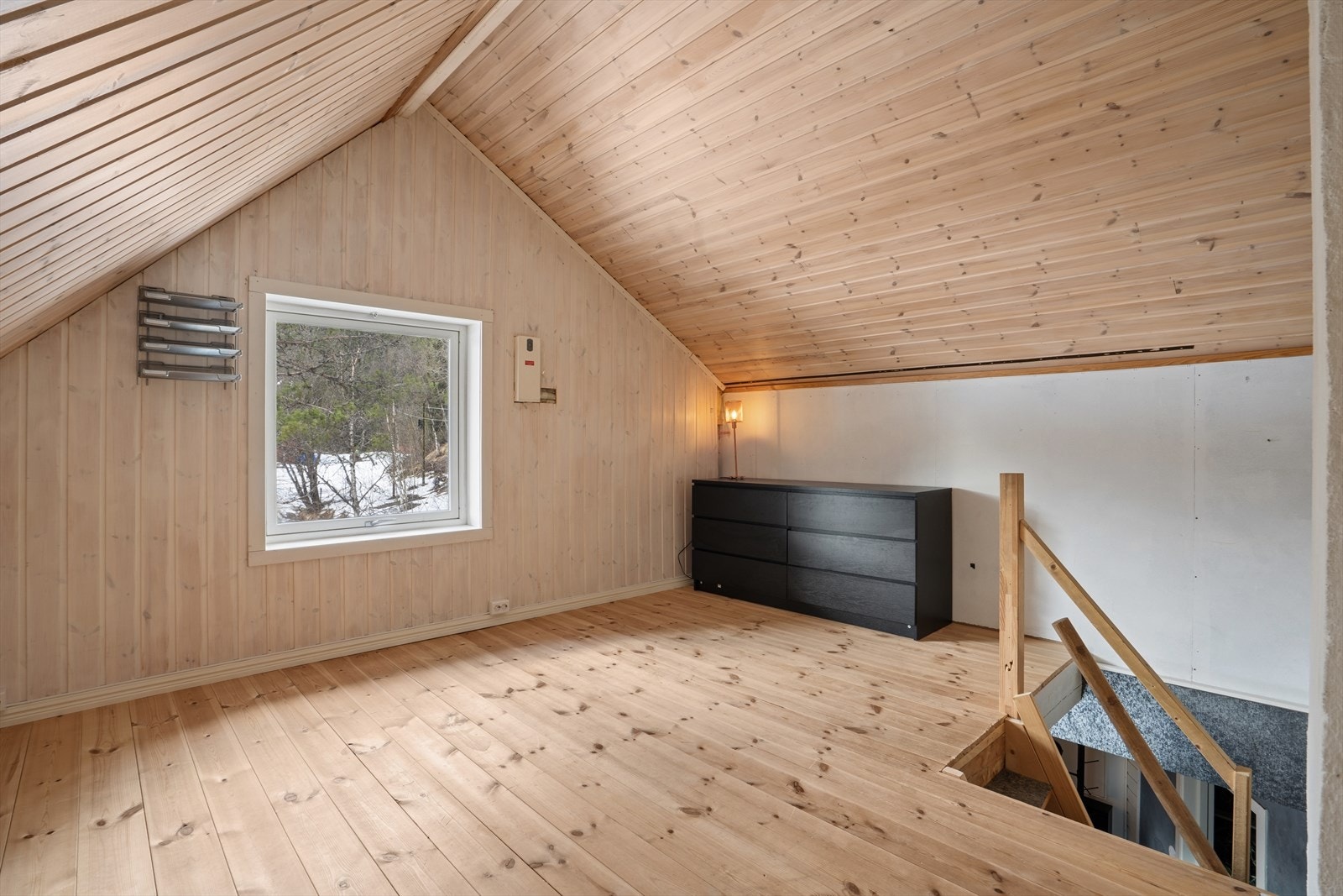 Loftsetasjen i boligen består av en loftstue og et soverom. Galleribilde