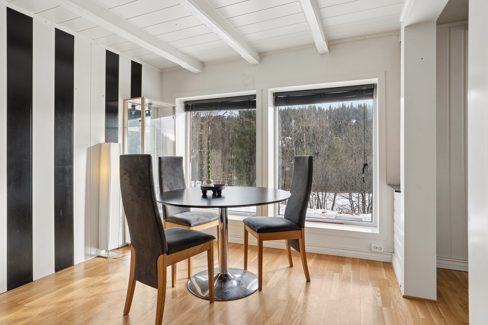 Kjøkkenområdet gir plass til en trivelig spisegruppe. Galleribilde