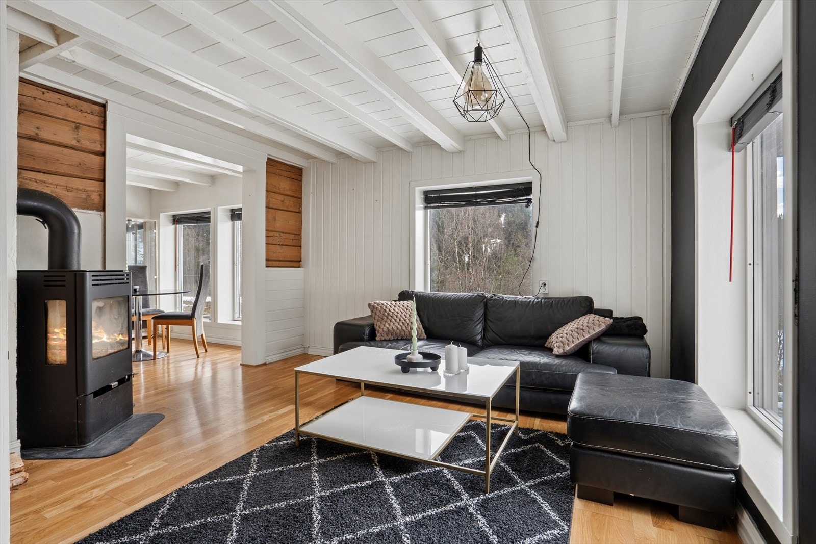 Boligen måler 101 kvm (internt bruksareal) og strekker seg over 2 plan. Galleribilde