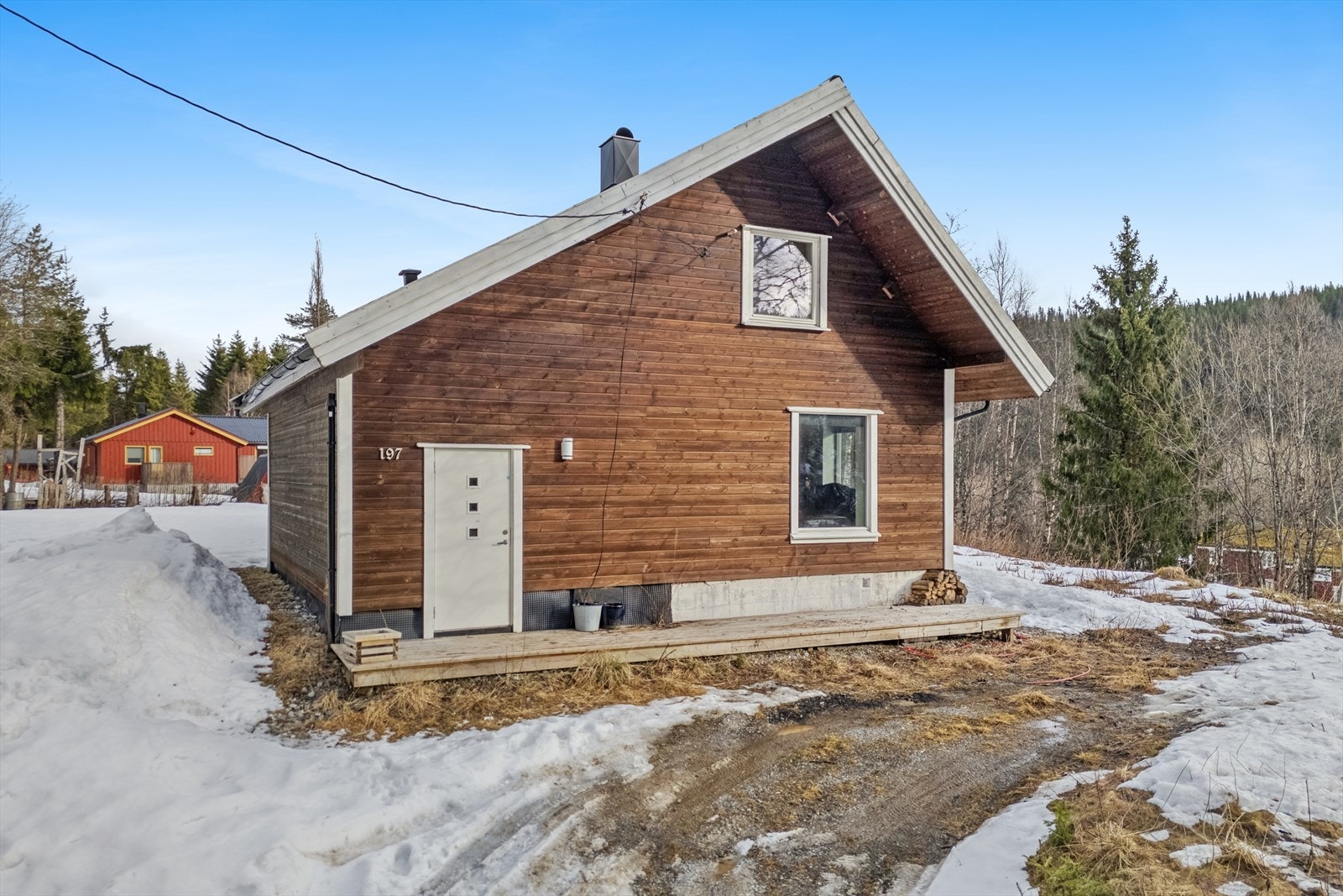 Boligen ligger i et rolig og landlig område plassert i et terreng som preges av skog, små høyder og spredt bosetning. Galleribilde