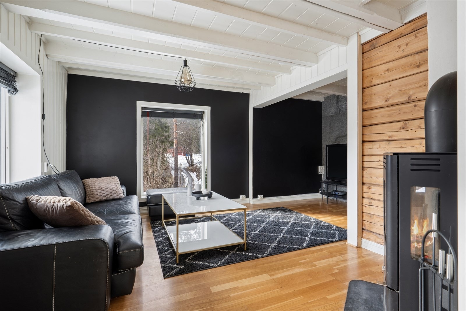 I stuen er det store vindusflater som gir godt med lysinnslipp, samt fine utsiktsforhold. Galleribilde