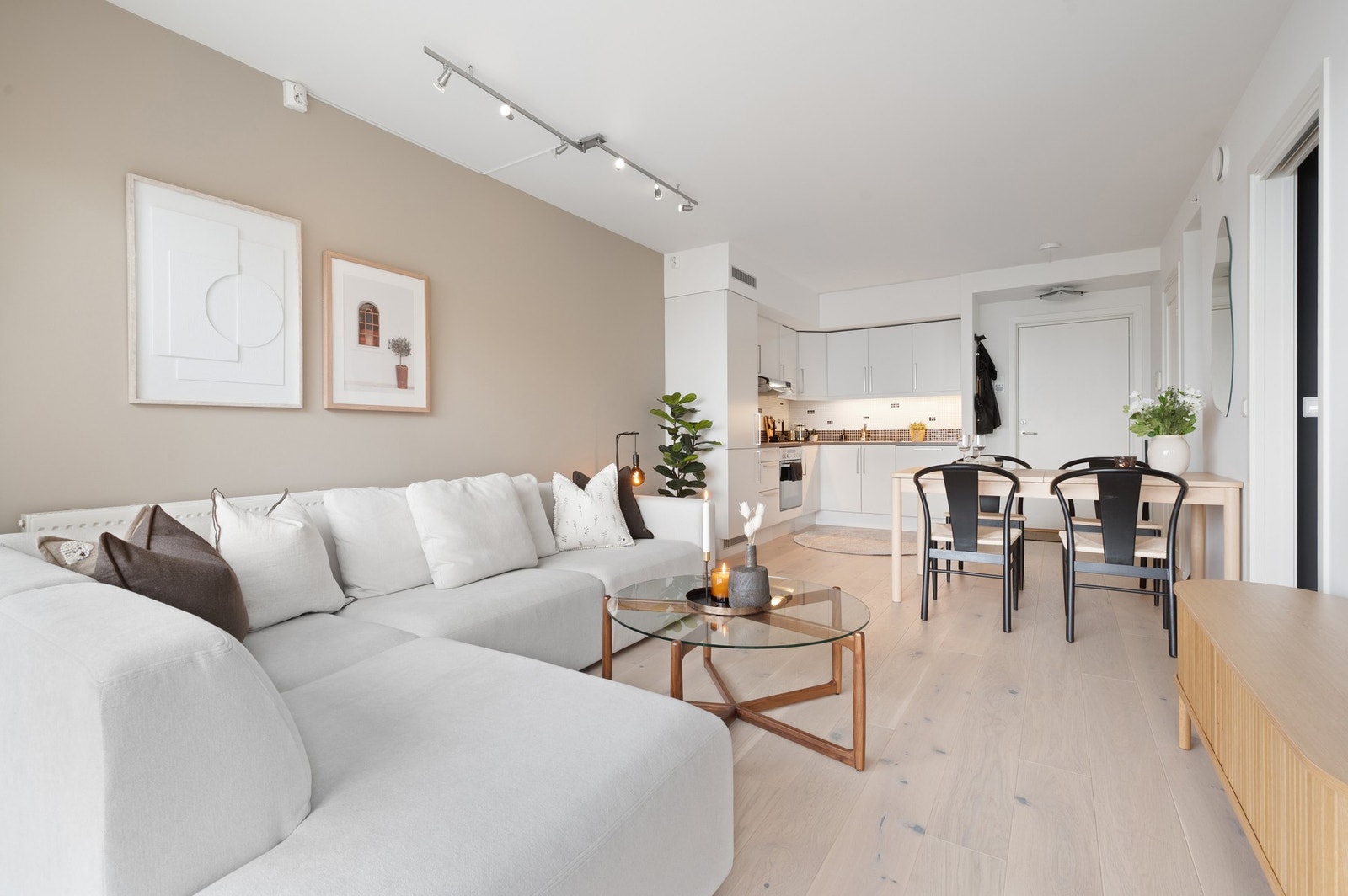 Åpen og sosial løsning mellom stue og kjøkken. Galleribilde